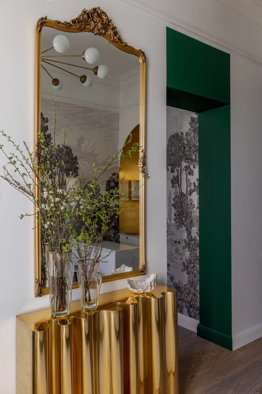 salon design avec console dorée et miroir baroque appartement 48m2 décoration contemporaine