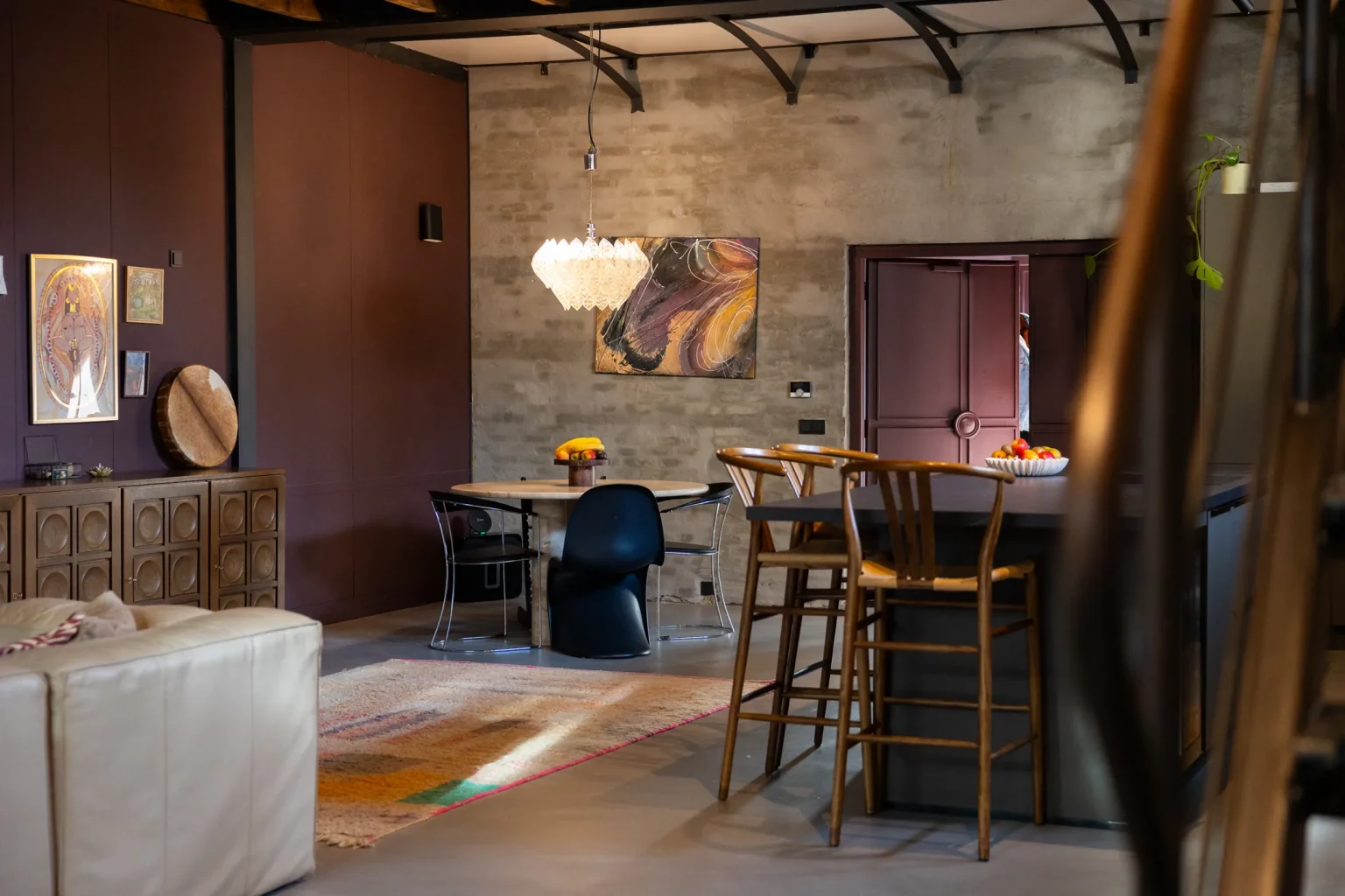 salle à manger et cuisine ouverte maison de ville dans ancien cinéma