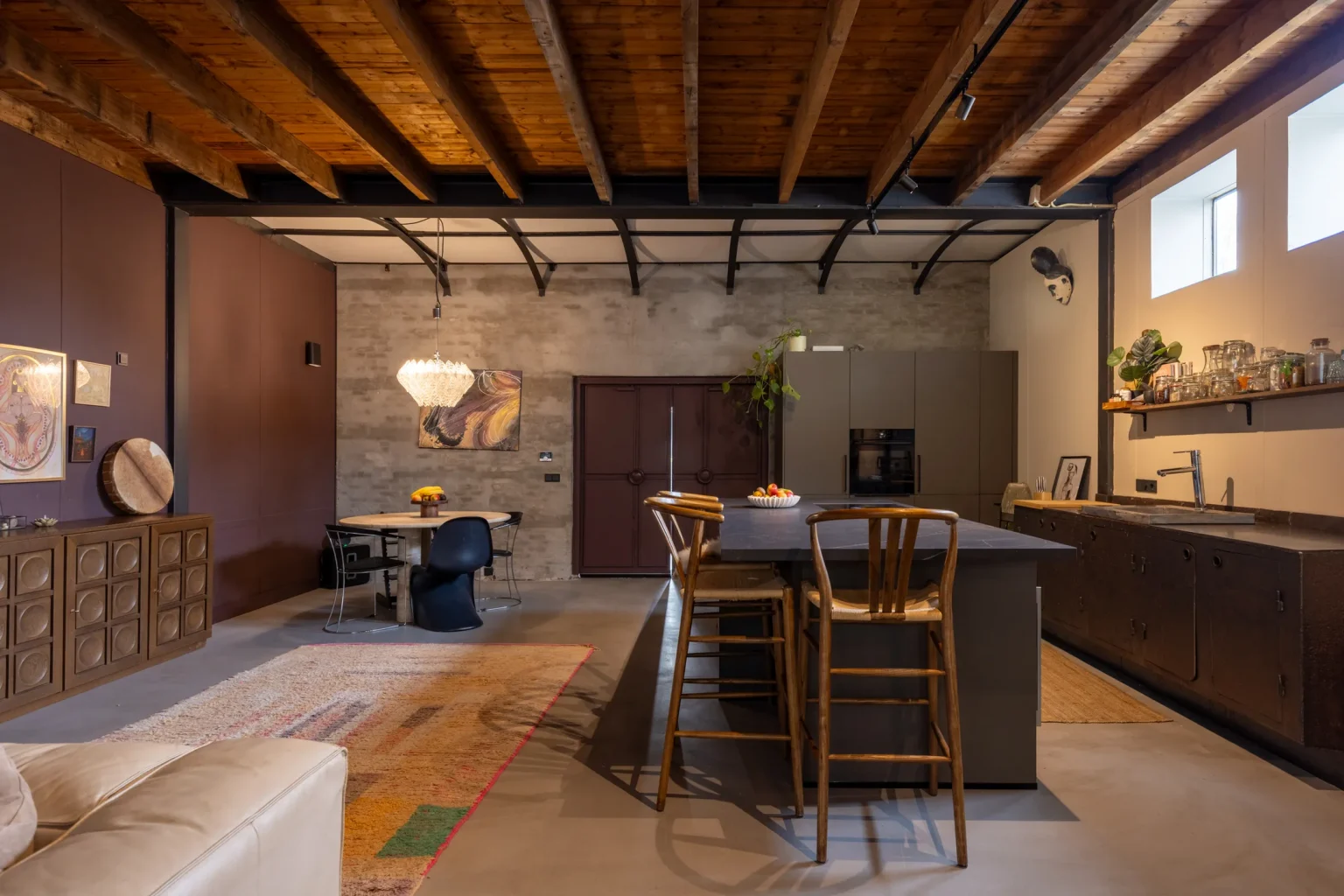 salle à manger et cuisine ouverte maison de ville dans ancien cinéma