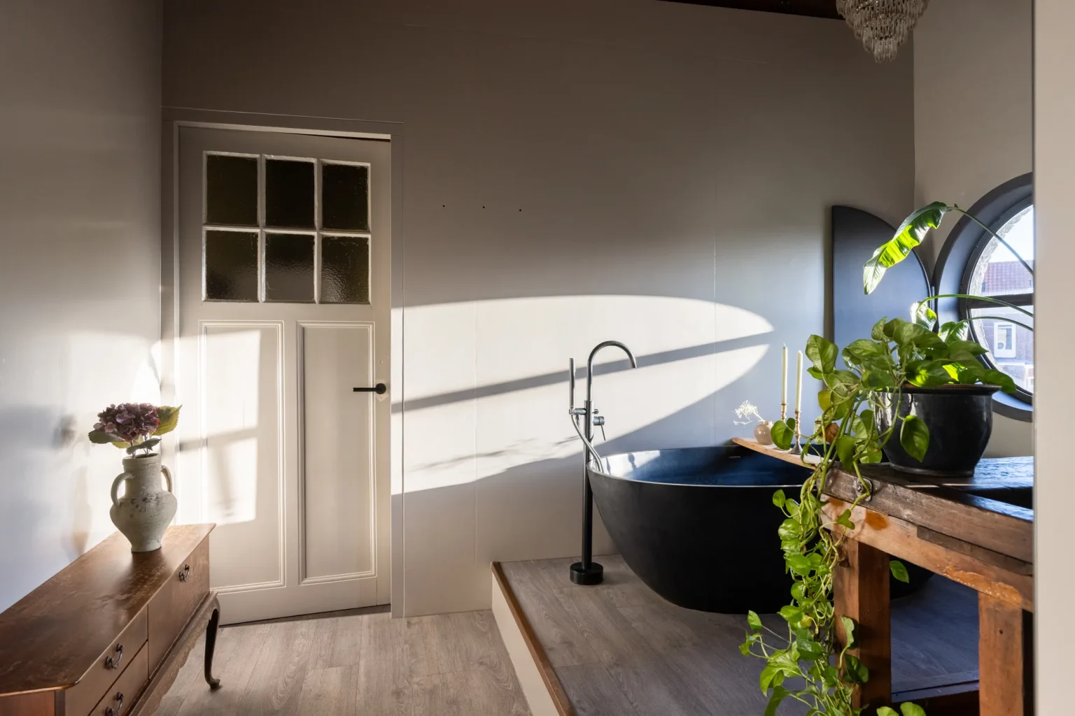 salle de bains design baignoire îlot noire plafond bois avec poutres