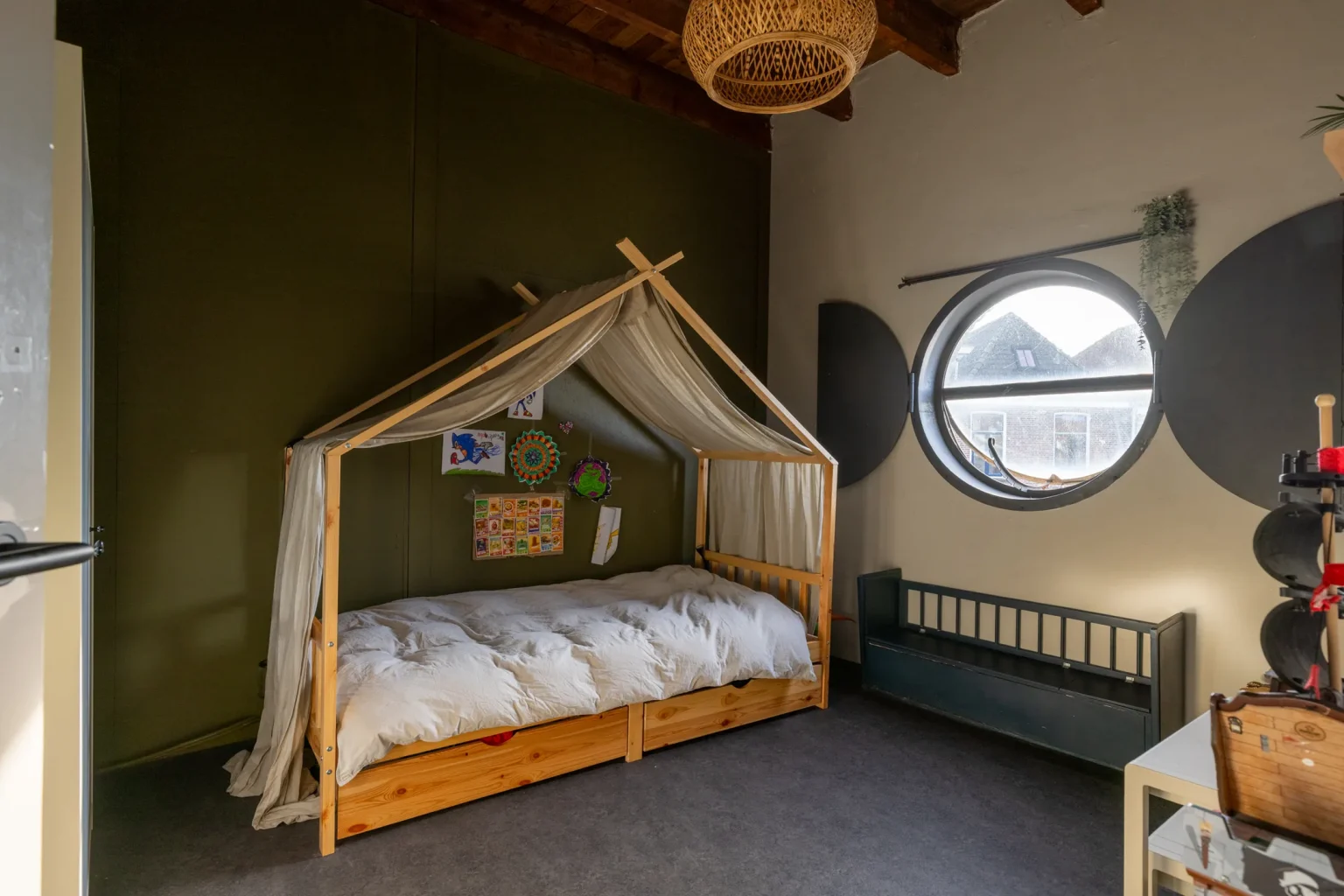 chambre enfant avec lit cabane fenêtre oeil de boeuf