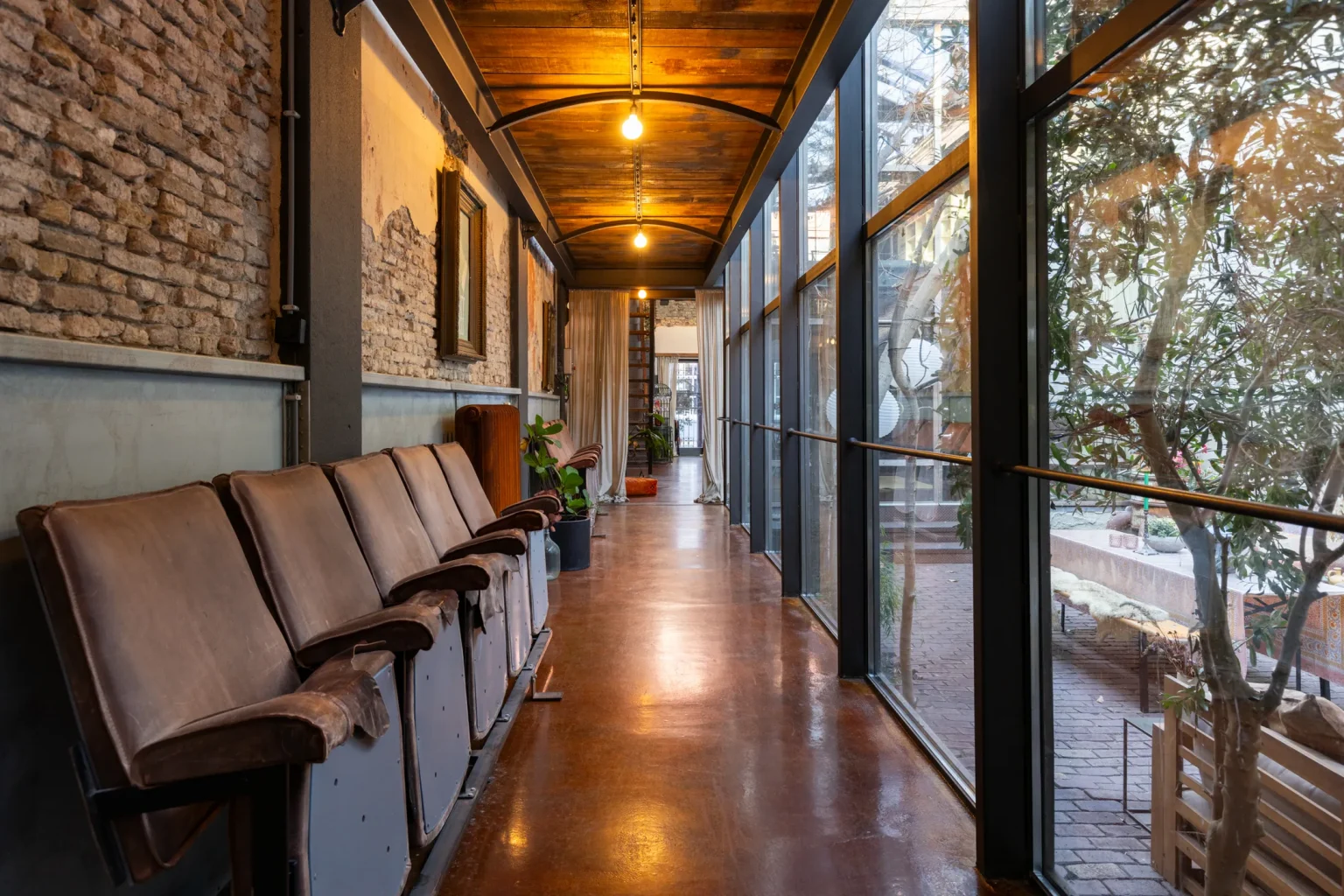 couloir avec fauteuils ancien cinéma dans maison de ville avec cour