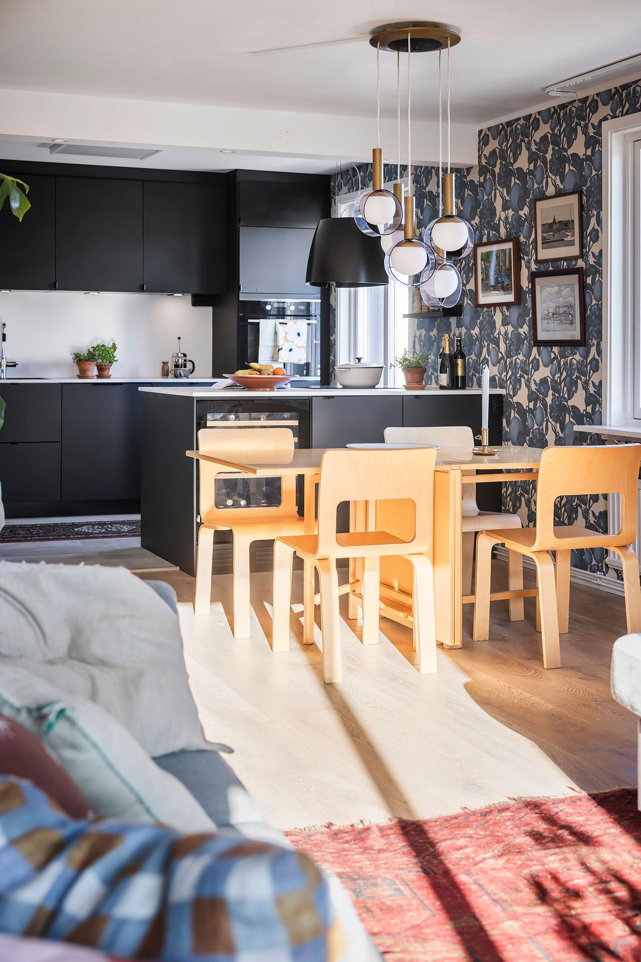 cuisine ouverte et salon appartement 94m2 décoration scandinave avec papier-peint cuisine ouverte et salon appartement 94m2 décoration scandinave avec papier-peint