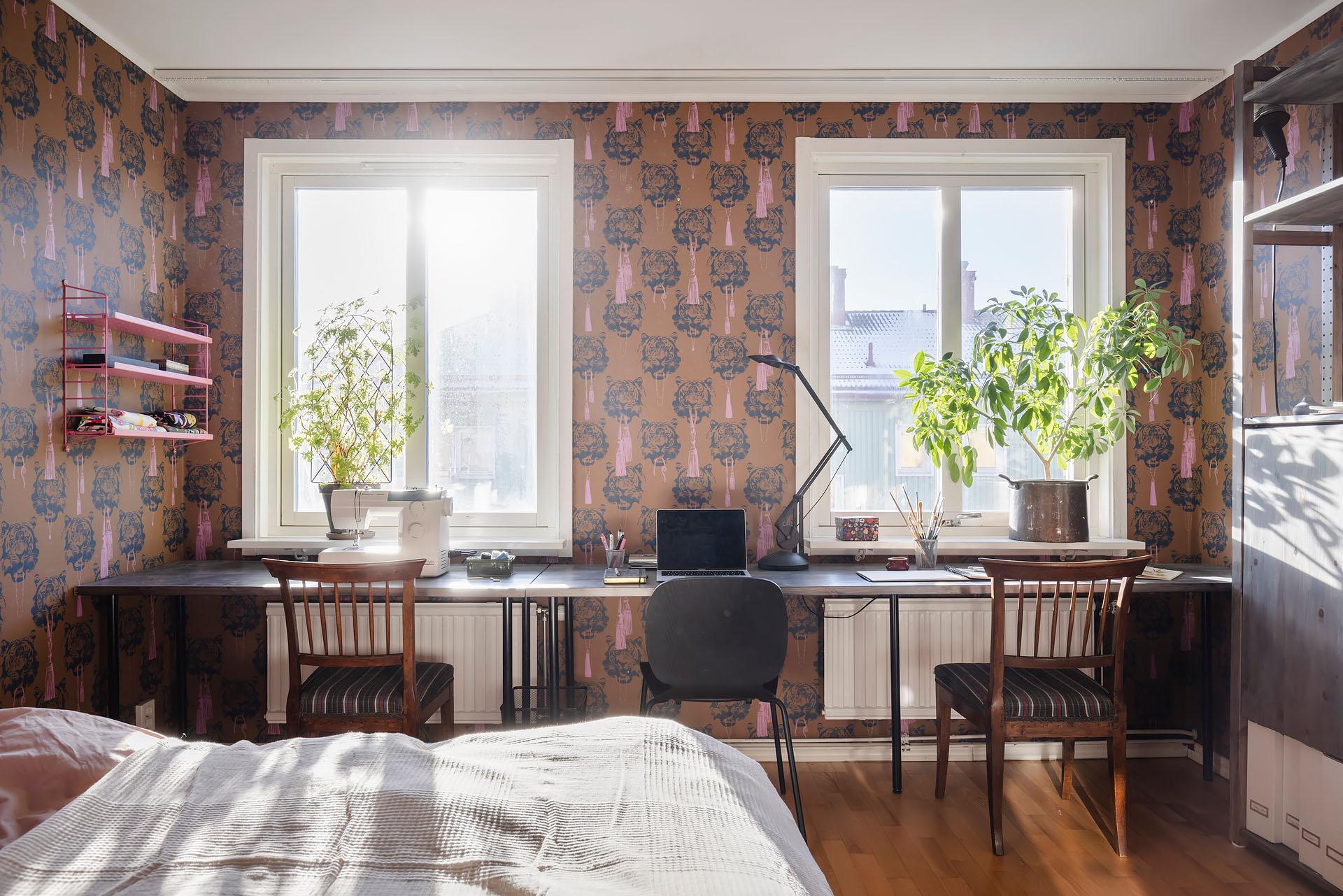 chambre avec bureau appartement 94m2 décoration scandinave avec papier-peint chambre avec bureau appartement 94m2 décoration scandinave avec papier-peint