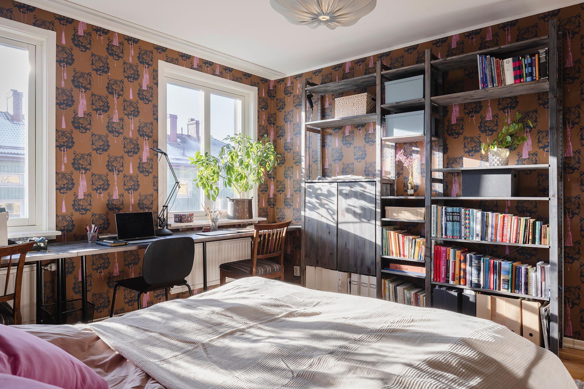 chambre avec bureau appartement 94m2 décoration scandinave avec papier-peint chambre avec bureau appartement 94m2 décoration scandinave avec papier-peint