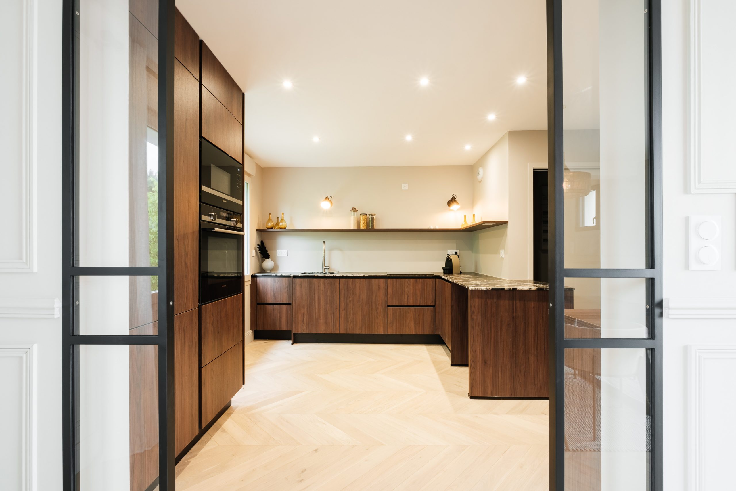 cuisine noyer et marbre appartement La Rochelle avec terrasse décoration contemporaine