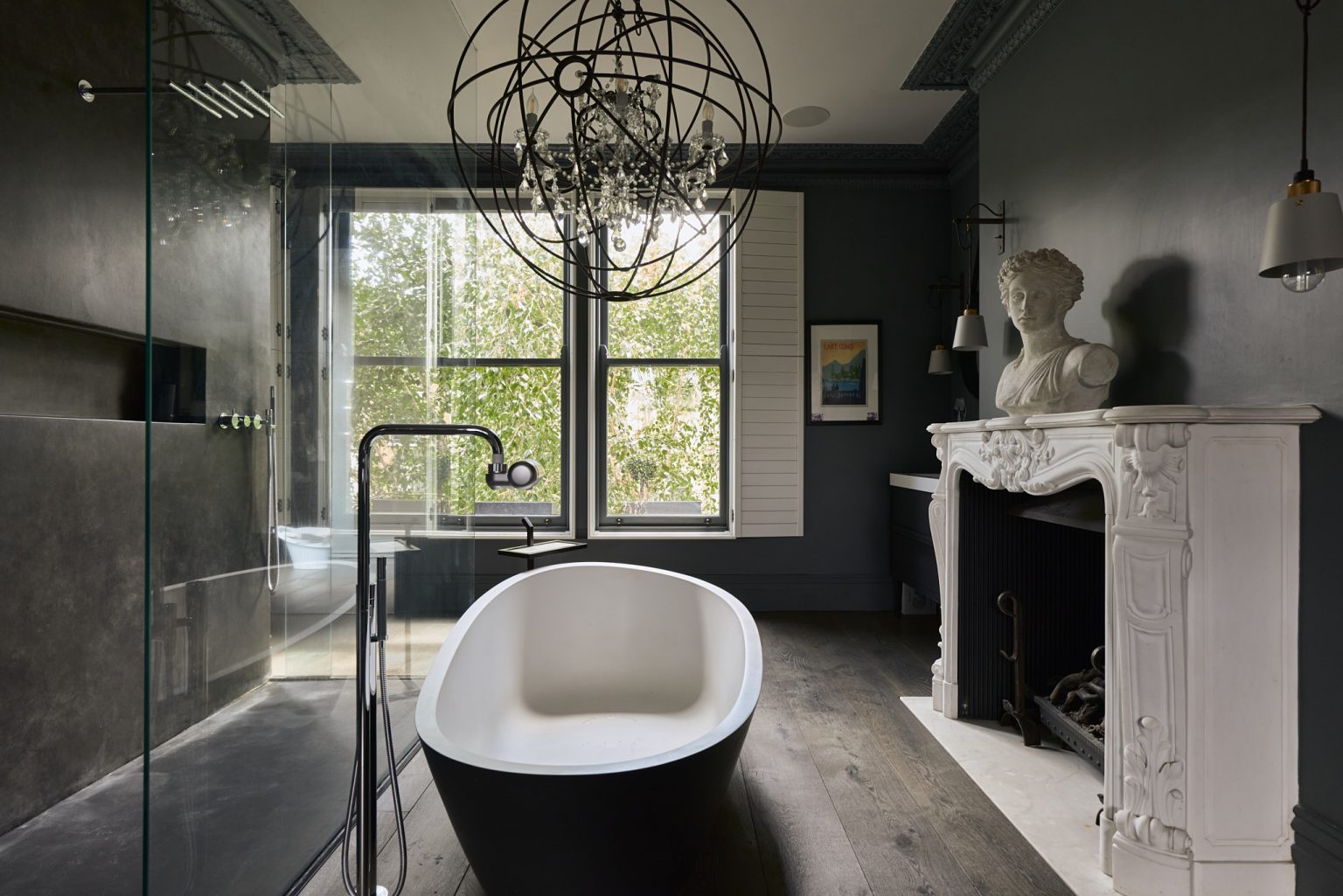 salle de bain design avec baignoire îlot et cheminée ancienne maison de ville victorienne Londres décoration contemporaine