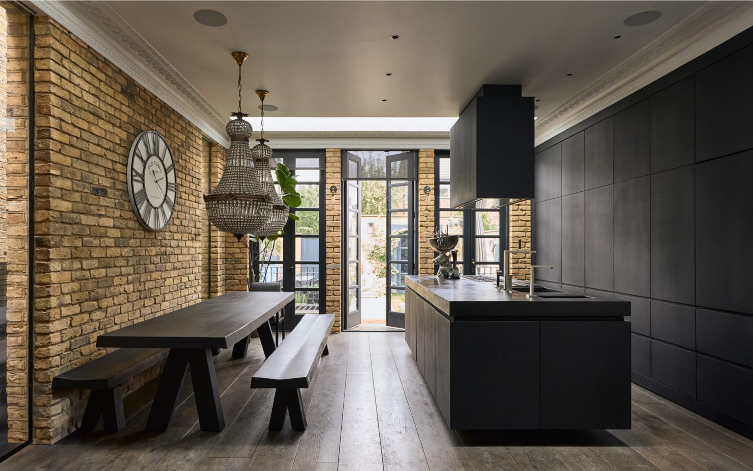 cuisine noire mur briques maison de ville victorienne Londres décoration contemporaine