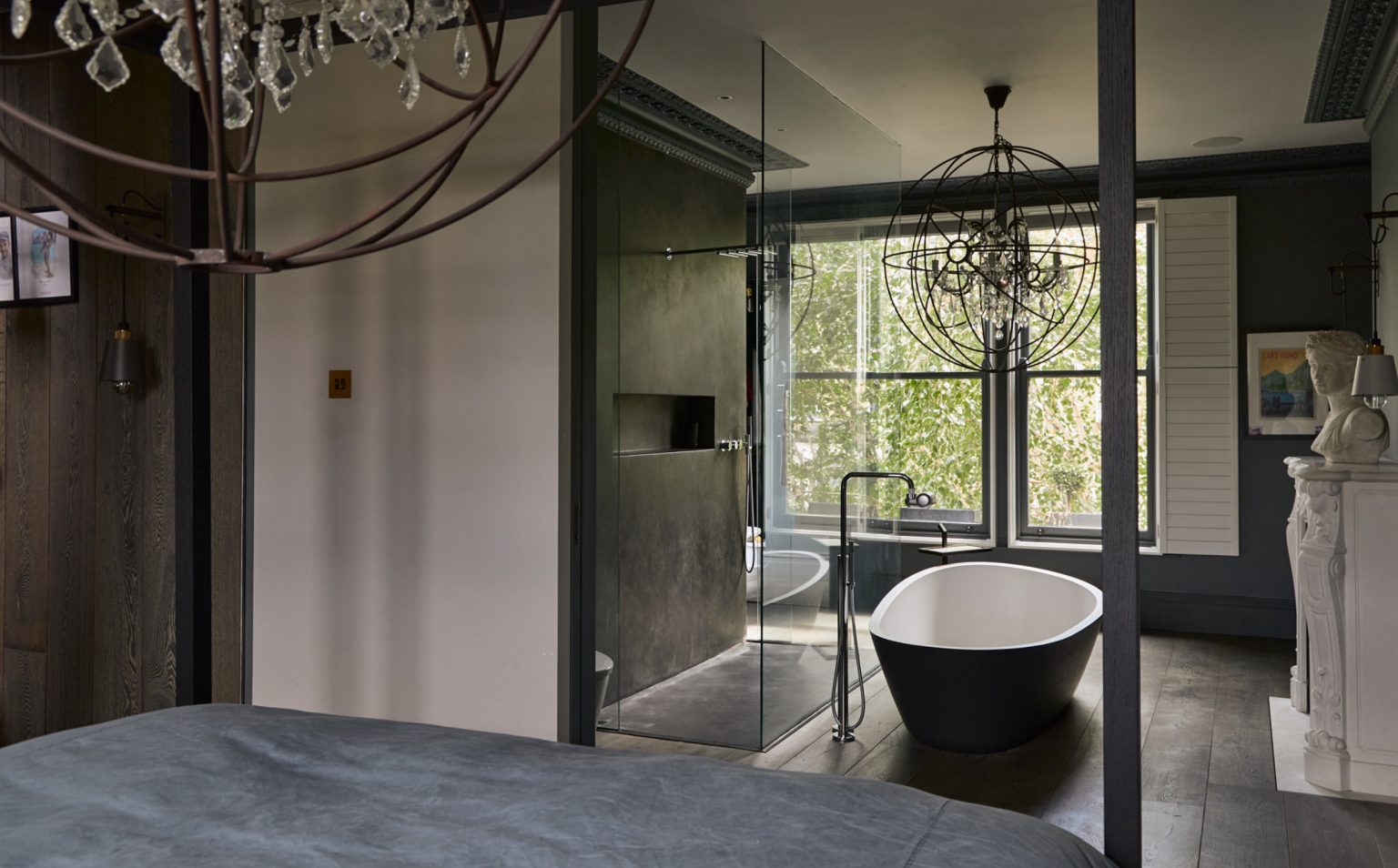 chambre avec verrière et salle de bain maison de ville victorienne Londres décoration contemporaine