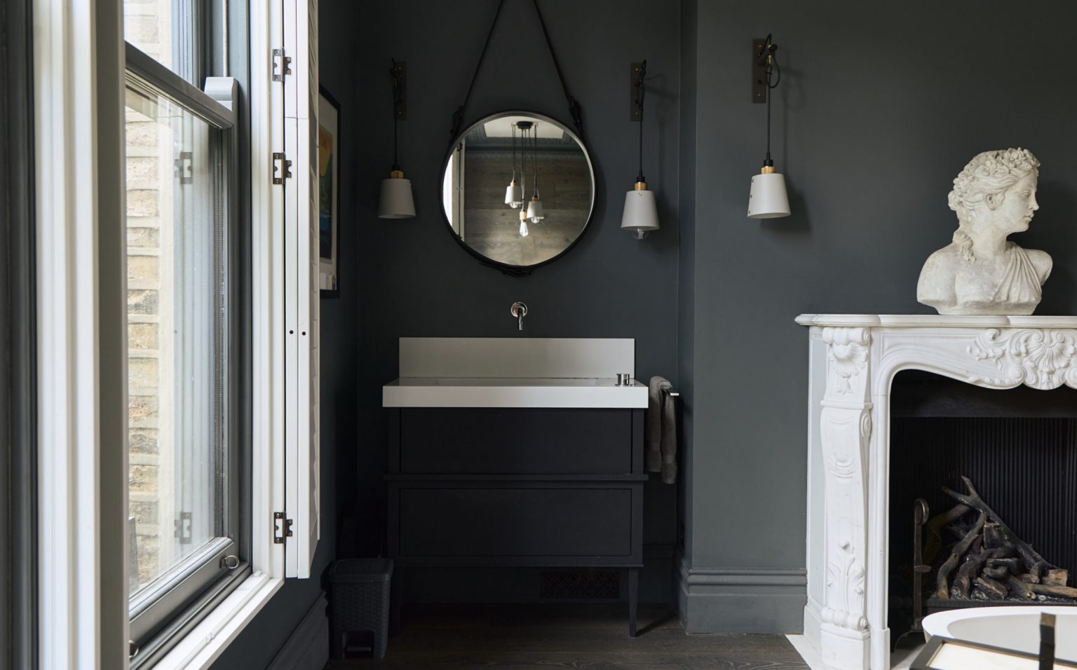 salle de bain design avec baignoire îlot et cheminée ancienne maison de ville victorienne Londres décoration contemporaine