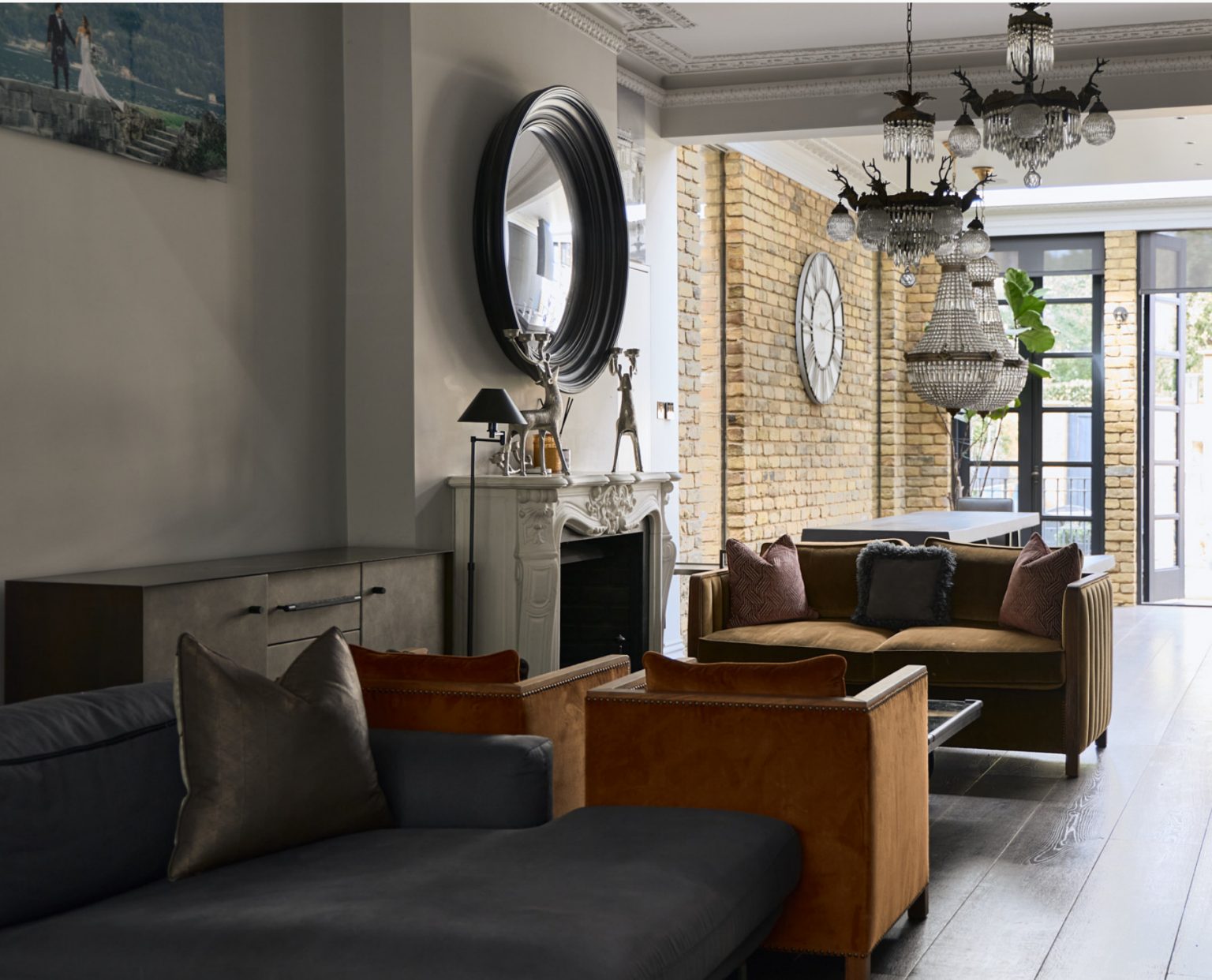 salon avec cheminée ancienne en marbre maison de ville victorienne Londres décoration contemporaine