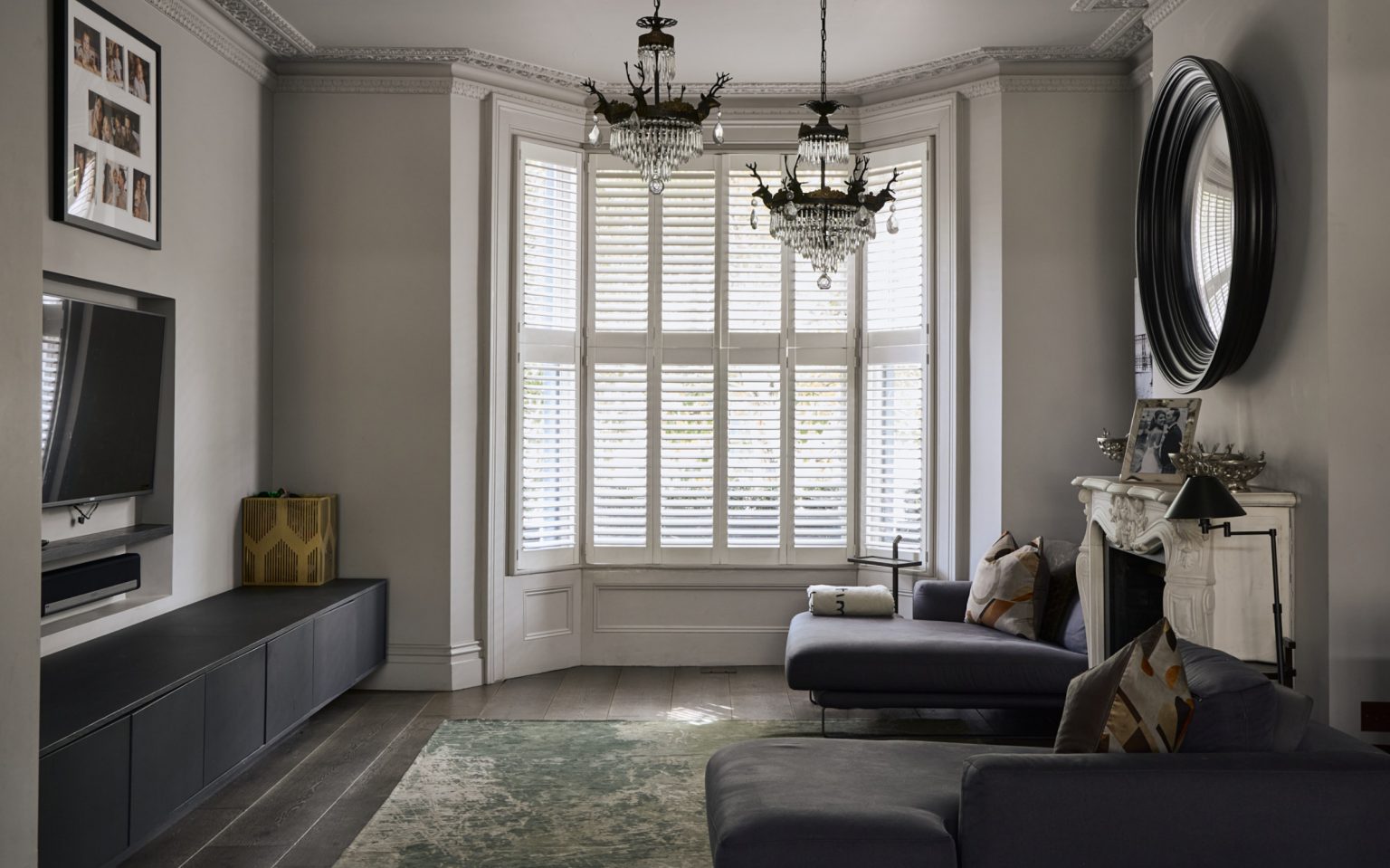 salon avec cheminée ancienne en marbre maison de ville victorienne Londres décoration contemporaine