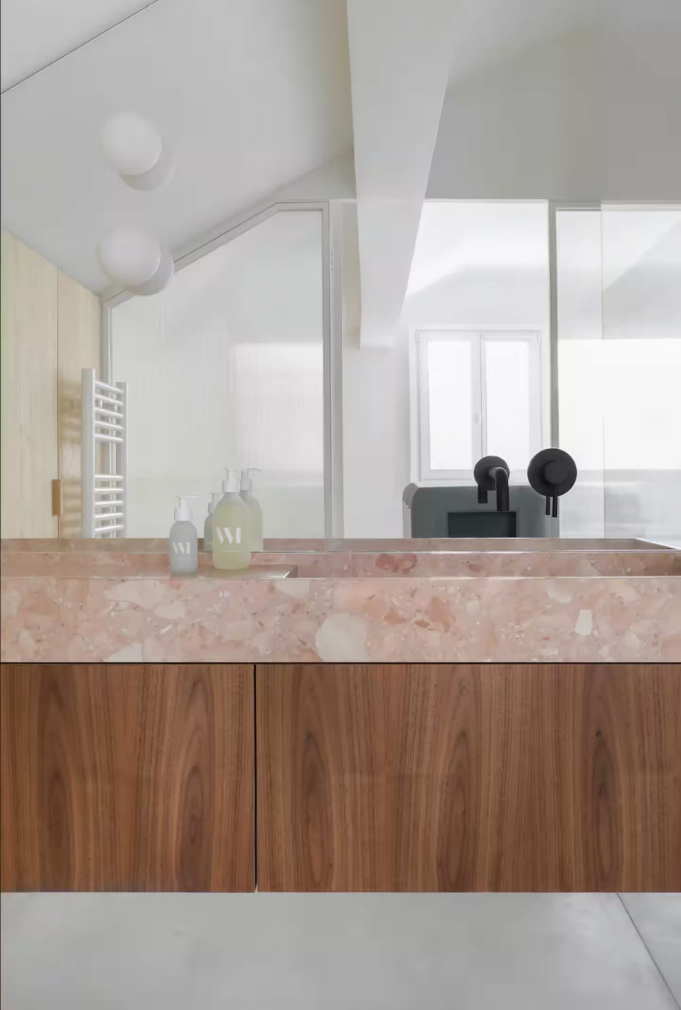 salle de bain bois design et marbre rose décoration contemporaine maison de ville Paris