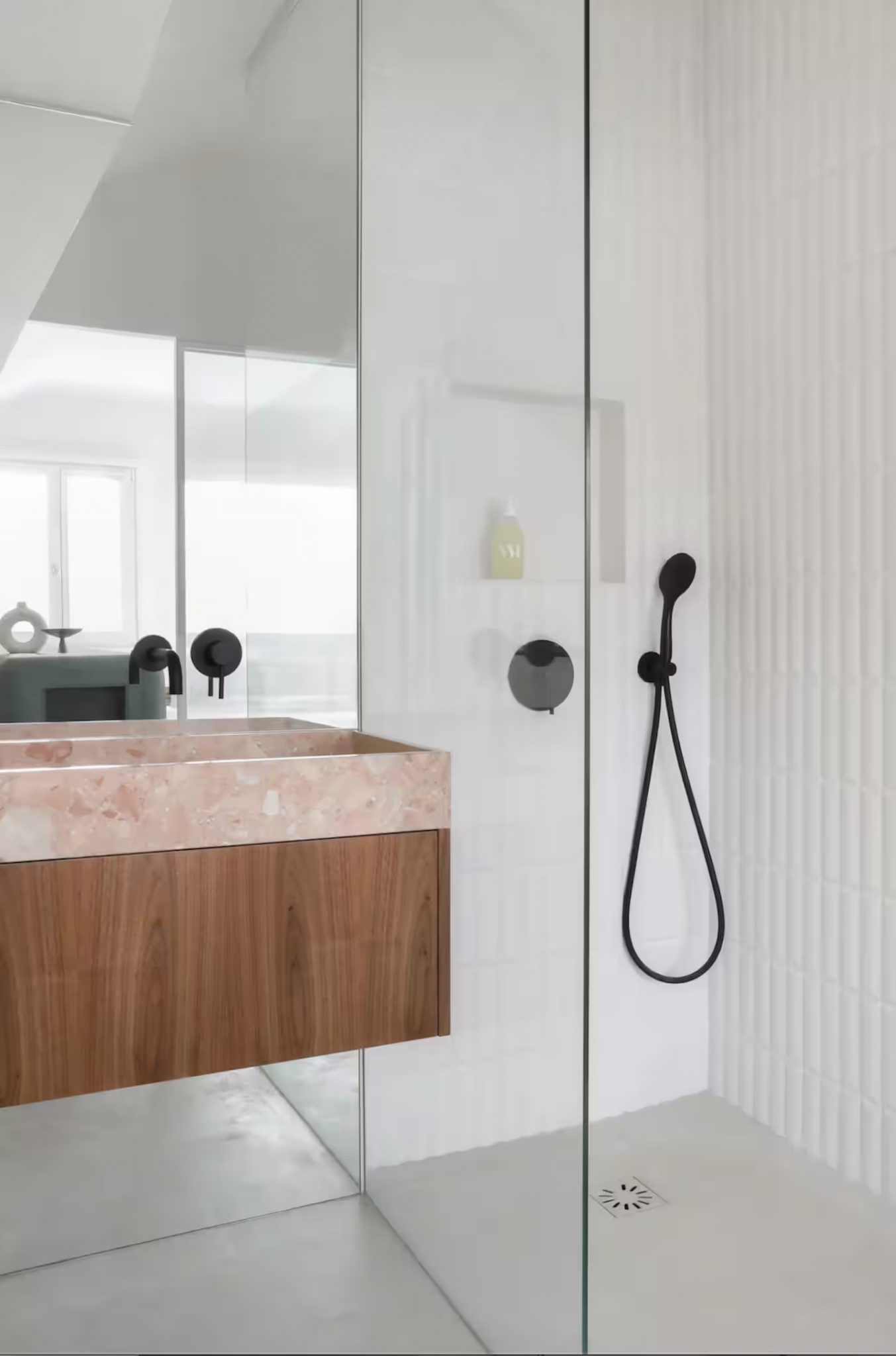 salle de bain bois design et marbre rose décoration contemporaine maison de ville Paris