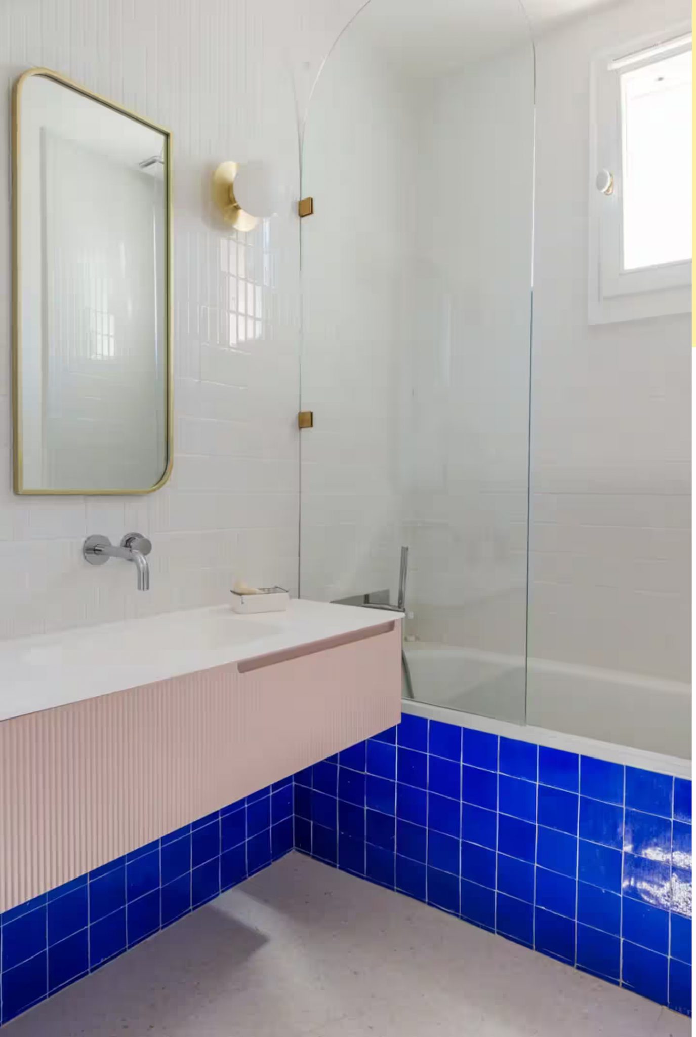 salle de bain design rose et bleue décoration contemporaine maison de ville Paris