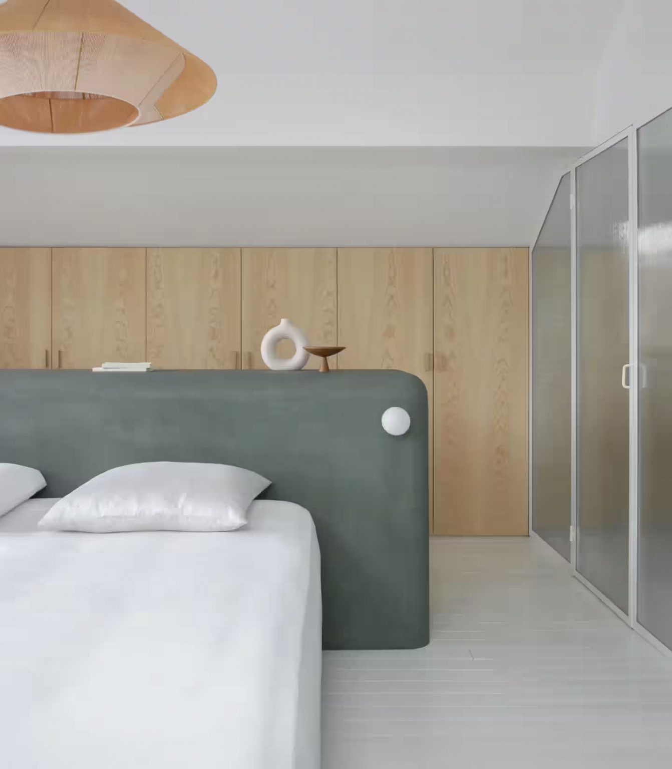 chambre avec dressing derrière la tête de lit décoration contemporaine maison de ville Paris