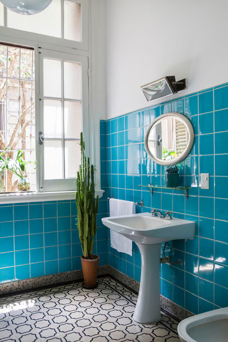 salle de bain vintage carrelage bleu turquoise appartement ancien rénové salle de bain vintage carrelage bleu turquoise appartement ancien rénové