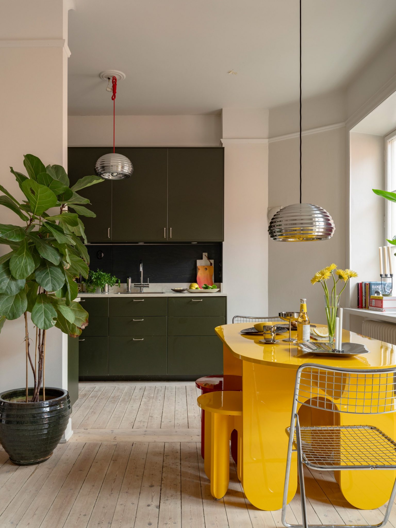 cuisine verte IKEA et salle à manger avec table jaune design deux-pièces de 63m2 décoration scandinave