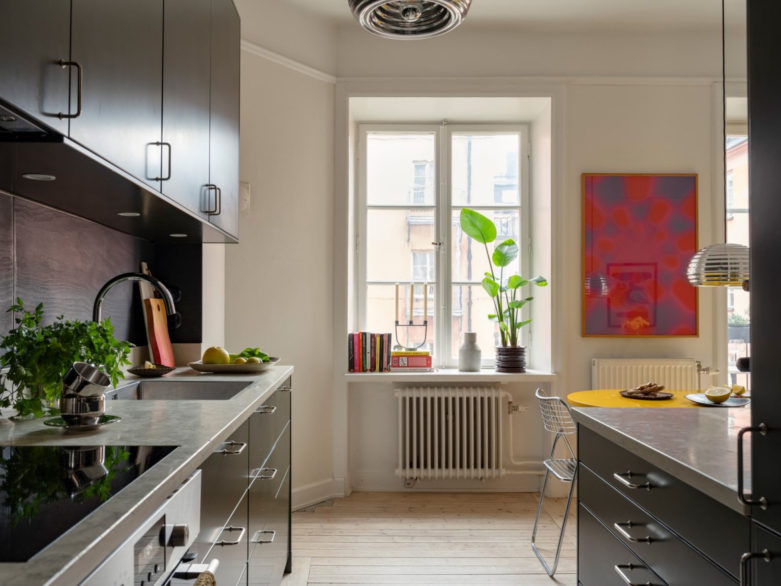 cuisine verte IKEA et salle à manger avec table jaune design deux-pièces de 63m2 décoration scandinave