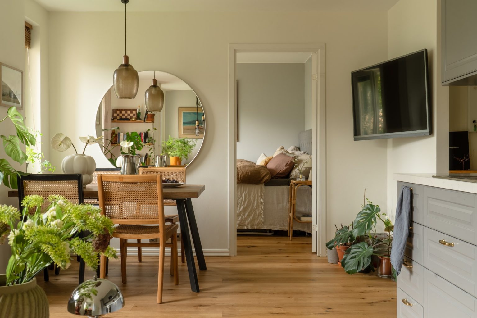 cuisine ouverte et salle à manger décoration scandinave colorée deux-pièces 46m2