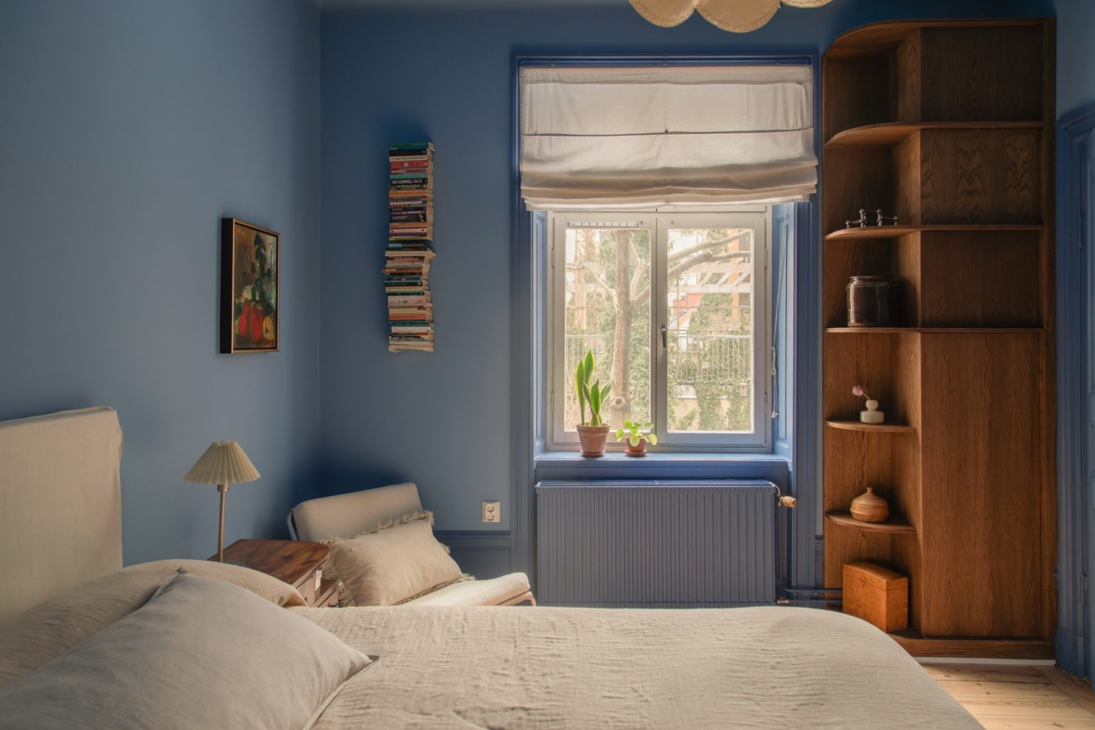 chambre murs bleus décoration scandinave appartement deux-pièces 48m2 style vintage dans immeuble du 19e siècle
