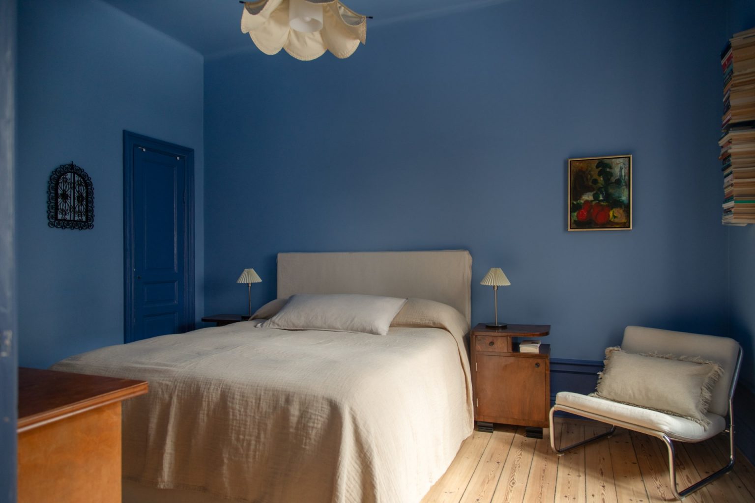 chambre murs bleus décoration scandinave appartement deux-pièces 48m2 style vintage dans immeuble du 19e siècle