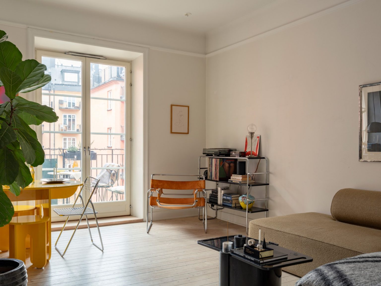 salle à manger avec table jaune et salon deux-pièces de 63m2 décoration scandinave