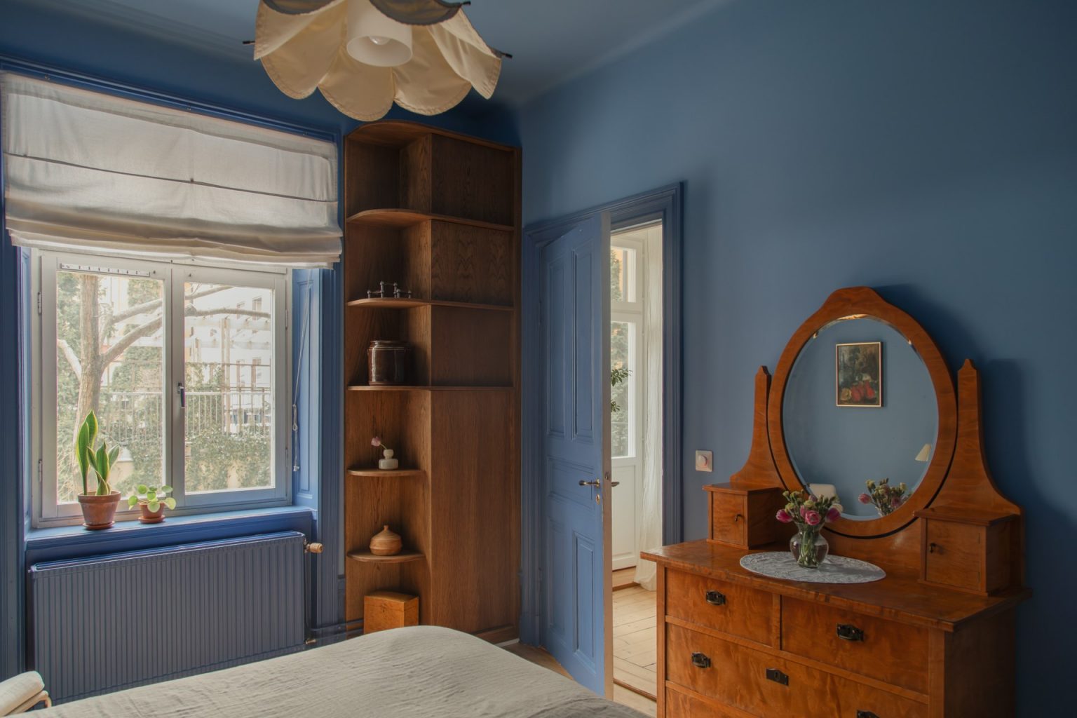 chambre murs bleus décoration scandinave appartement deux-pièces 48m2 style vintage dans immeuble du 19e siècle