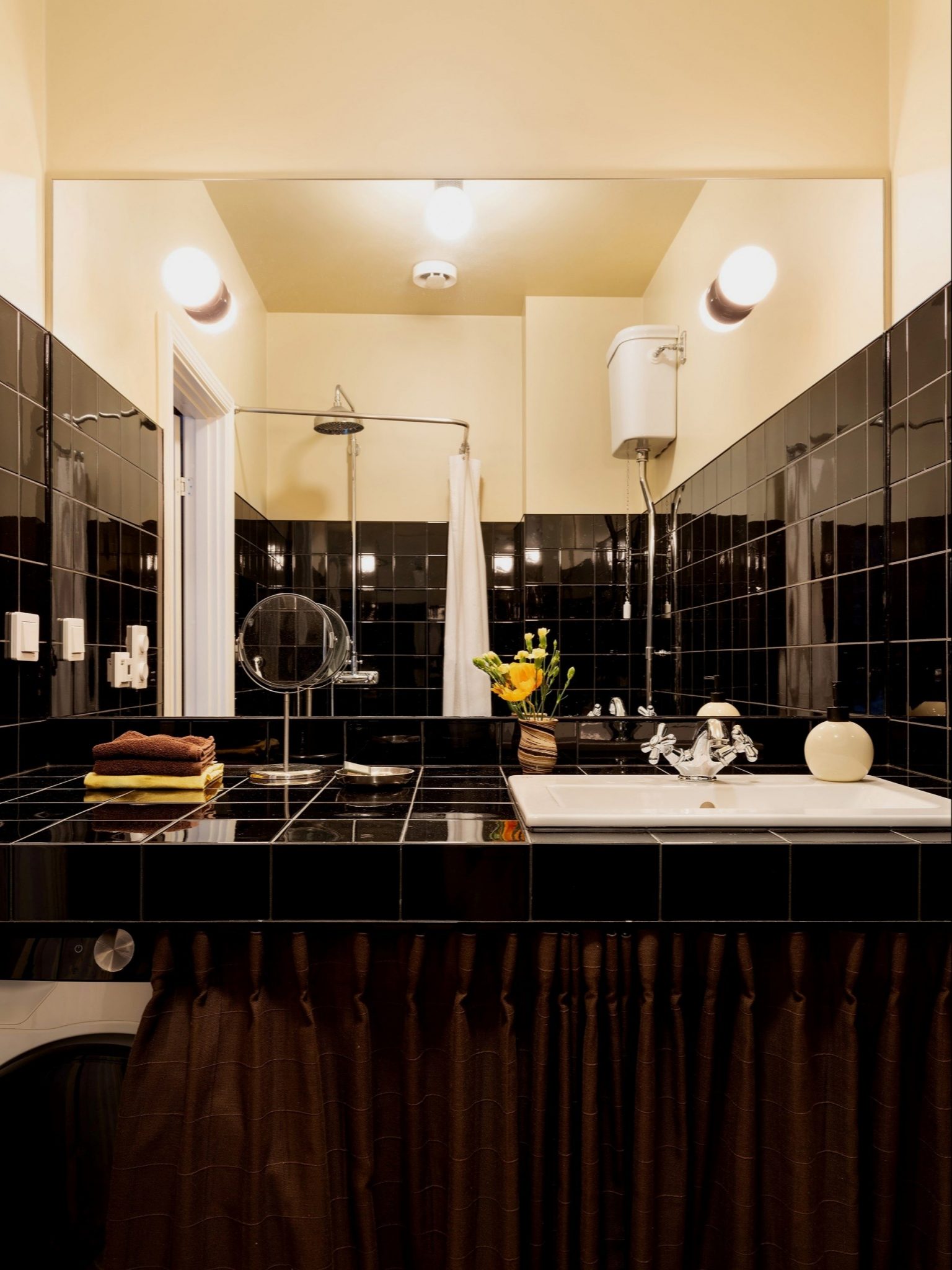 salle de bain noire et jaune décoration scandinave appartement deux-pièces 48m2 style vintage dans immeuble du 19e siècle