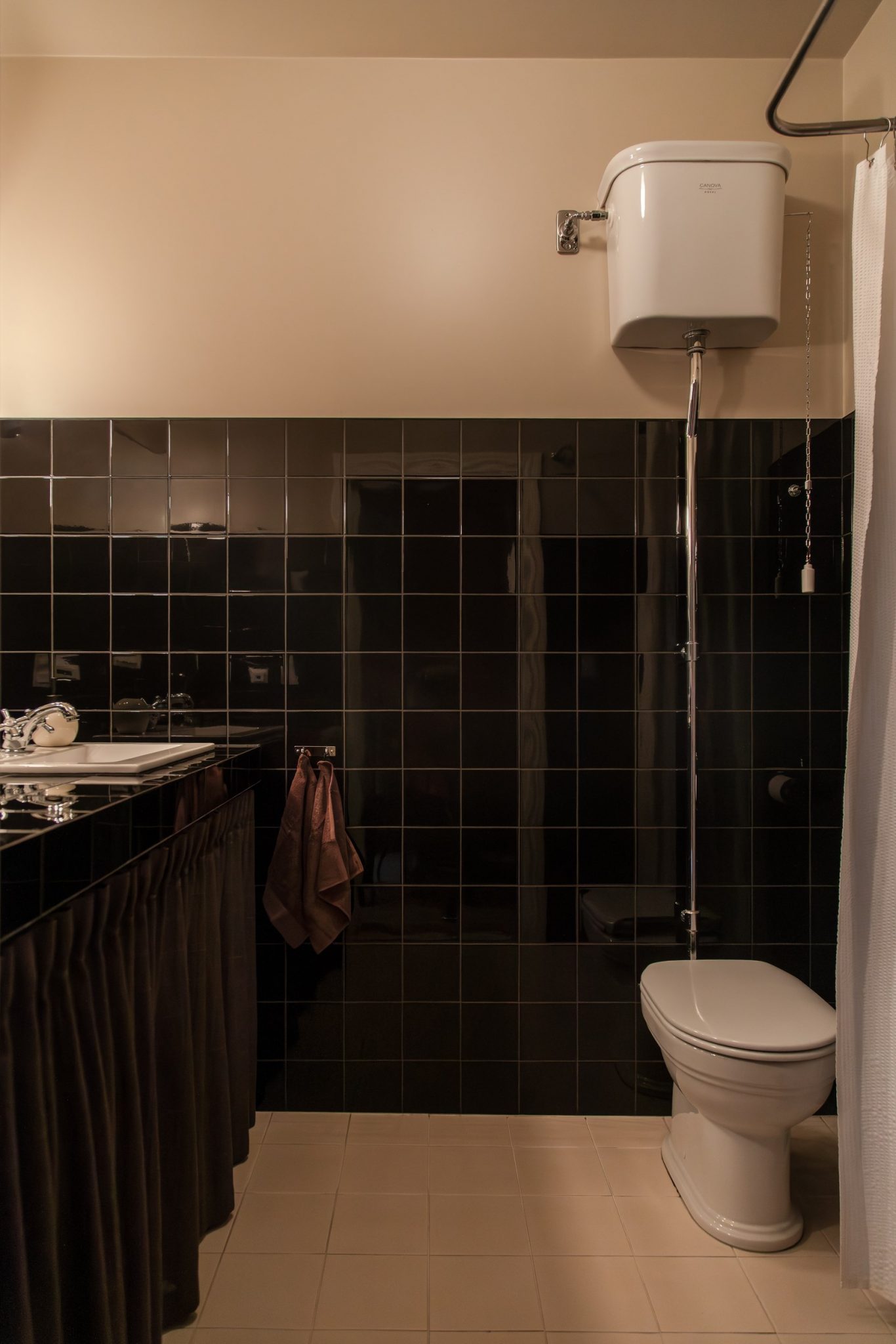 salle de bain noire et jaune décoration scandinave appartement deux-pièces 48m2 style vintage dans immeuble du 19e siècle