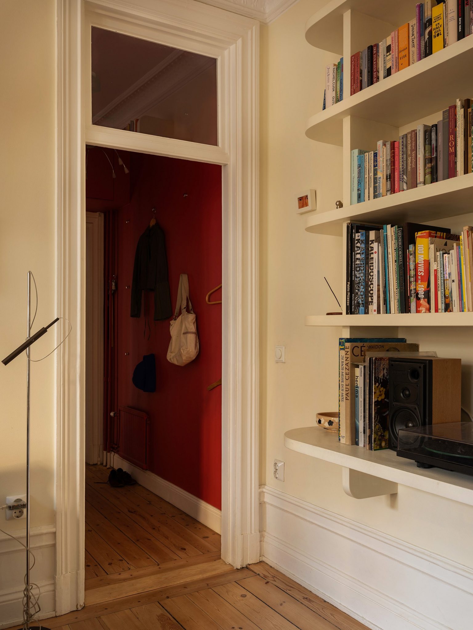 entrée murs rouges décoration scandinave appartement deux-pièces 48m2 style vintage dans immeuble du 19e siècle