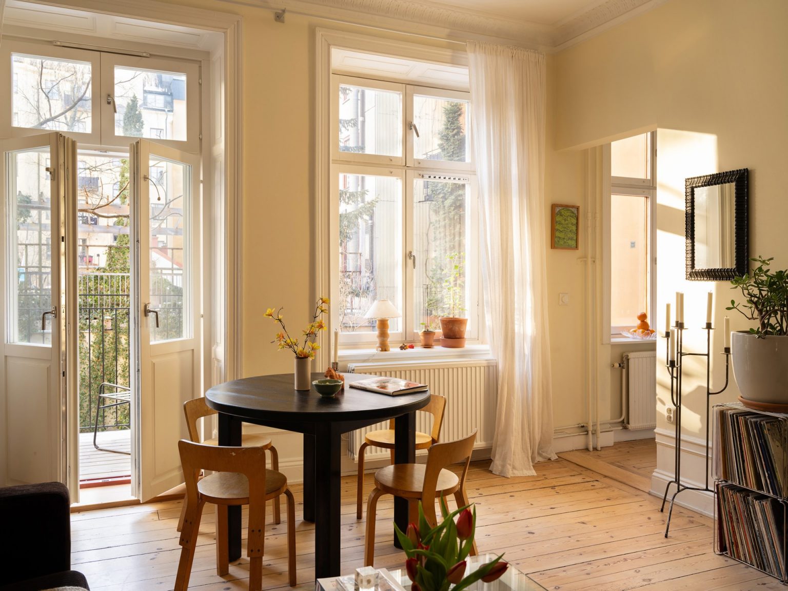 salon murs jaunes décoration scandinave appartement deux-pièces 48m2 style vintage dans immeuble du 19e siècle