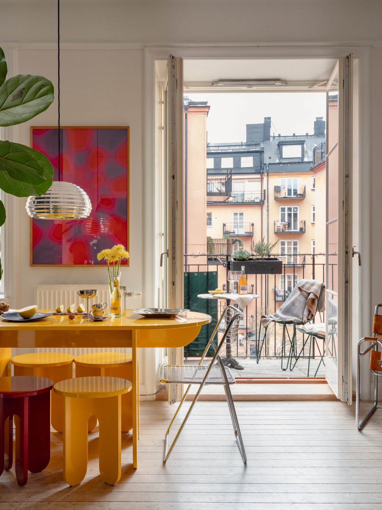 balcon et salle à manger avec table jaune design deux-pièces de 63m2 décoration scandinave