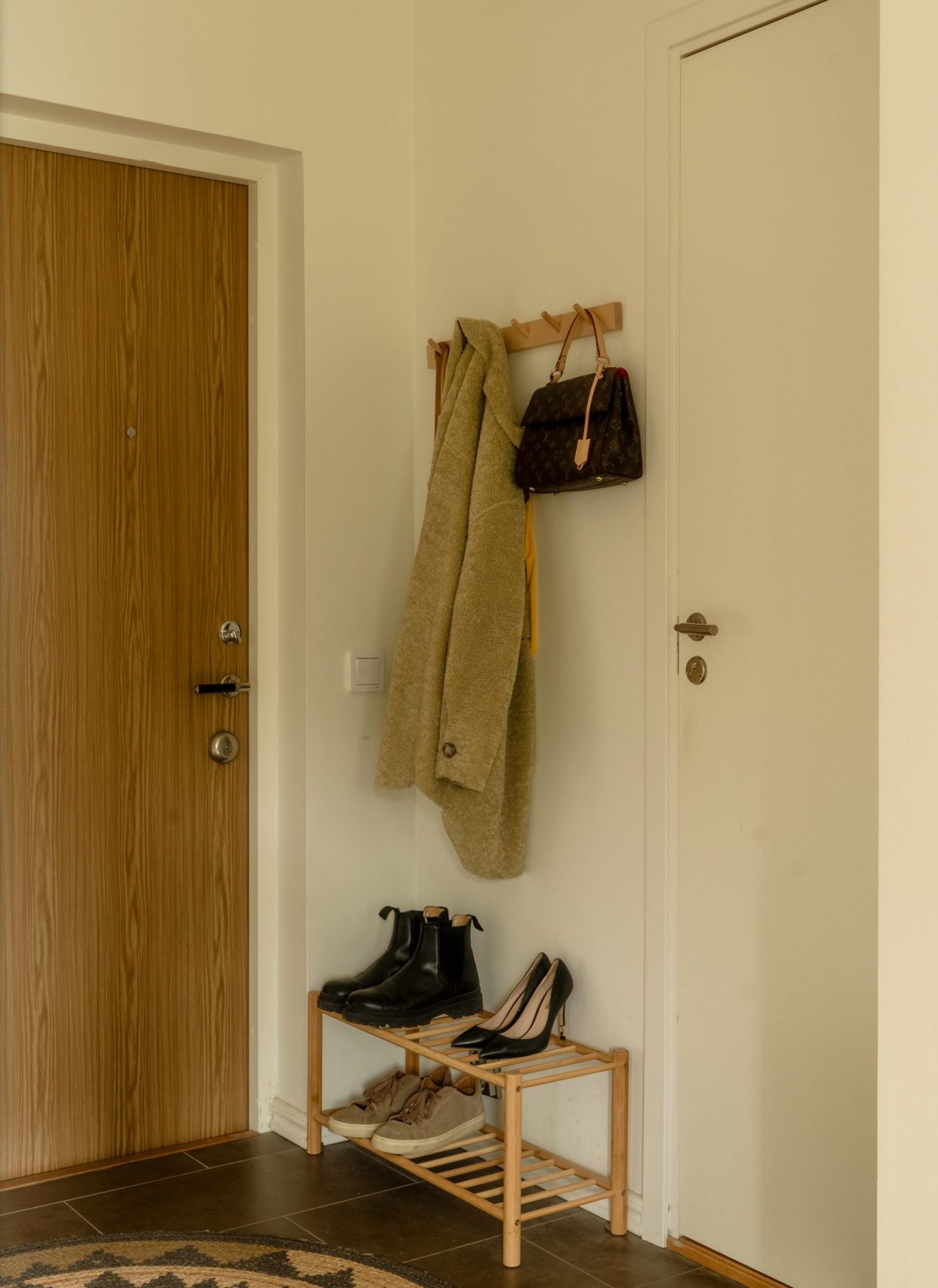 entrée avec porte-manteaux