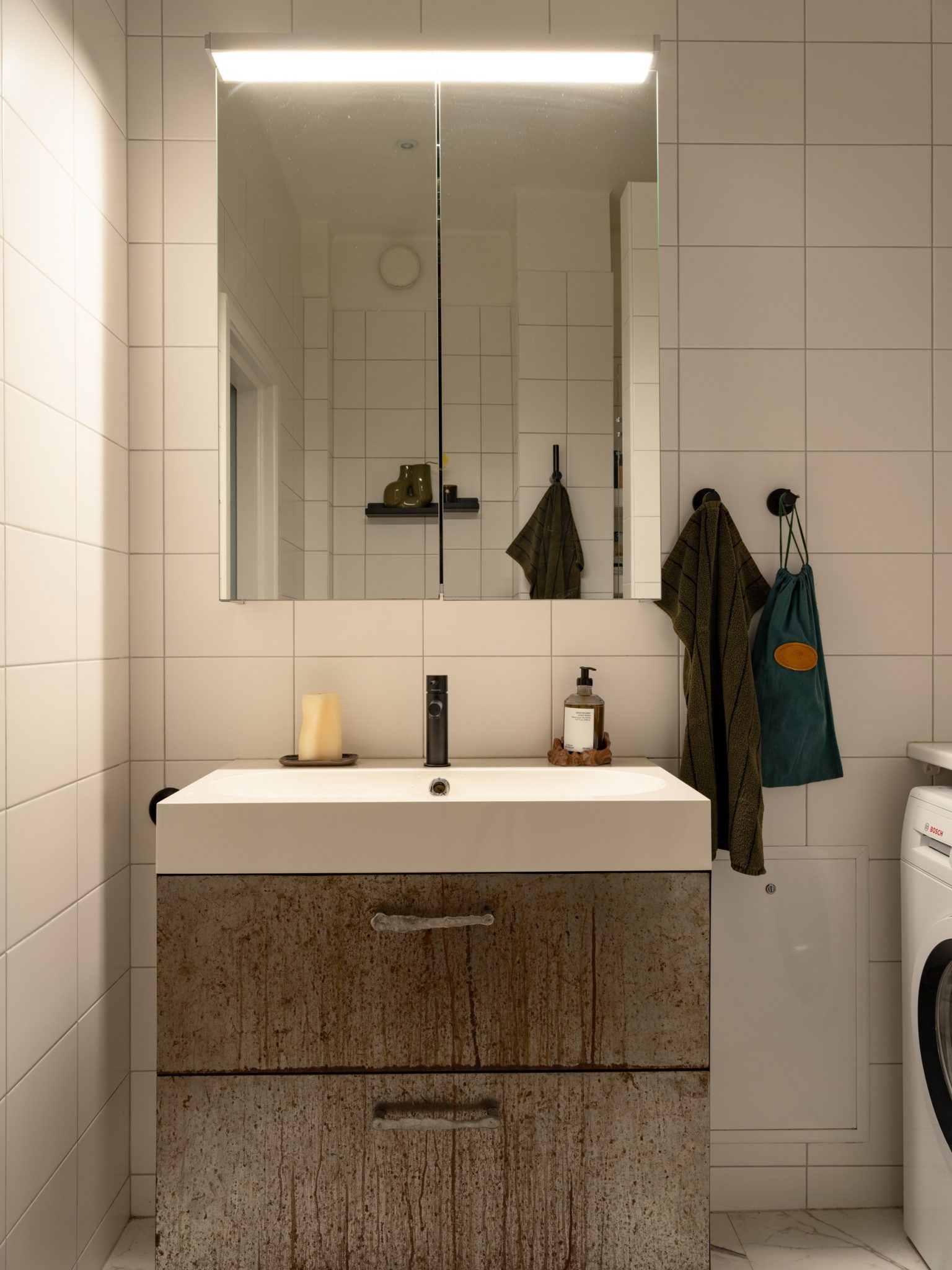 salle de bain carrelage blanc meuble sous vasque bois