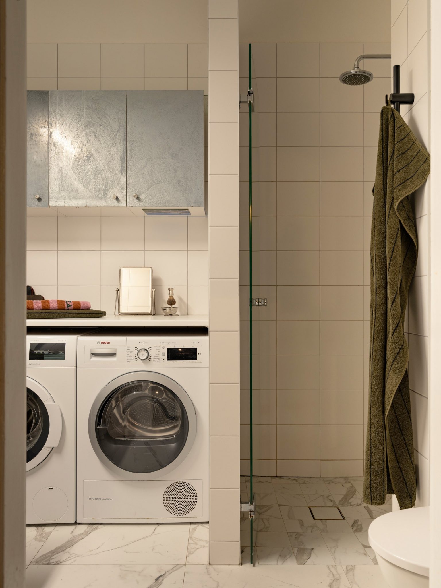 salle d'eau avec buanderie carrelage blanc