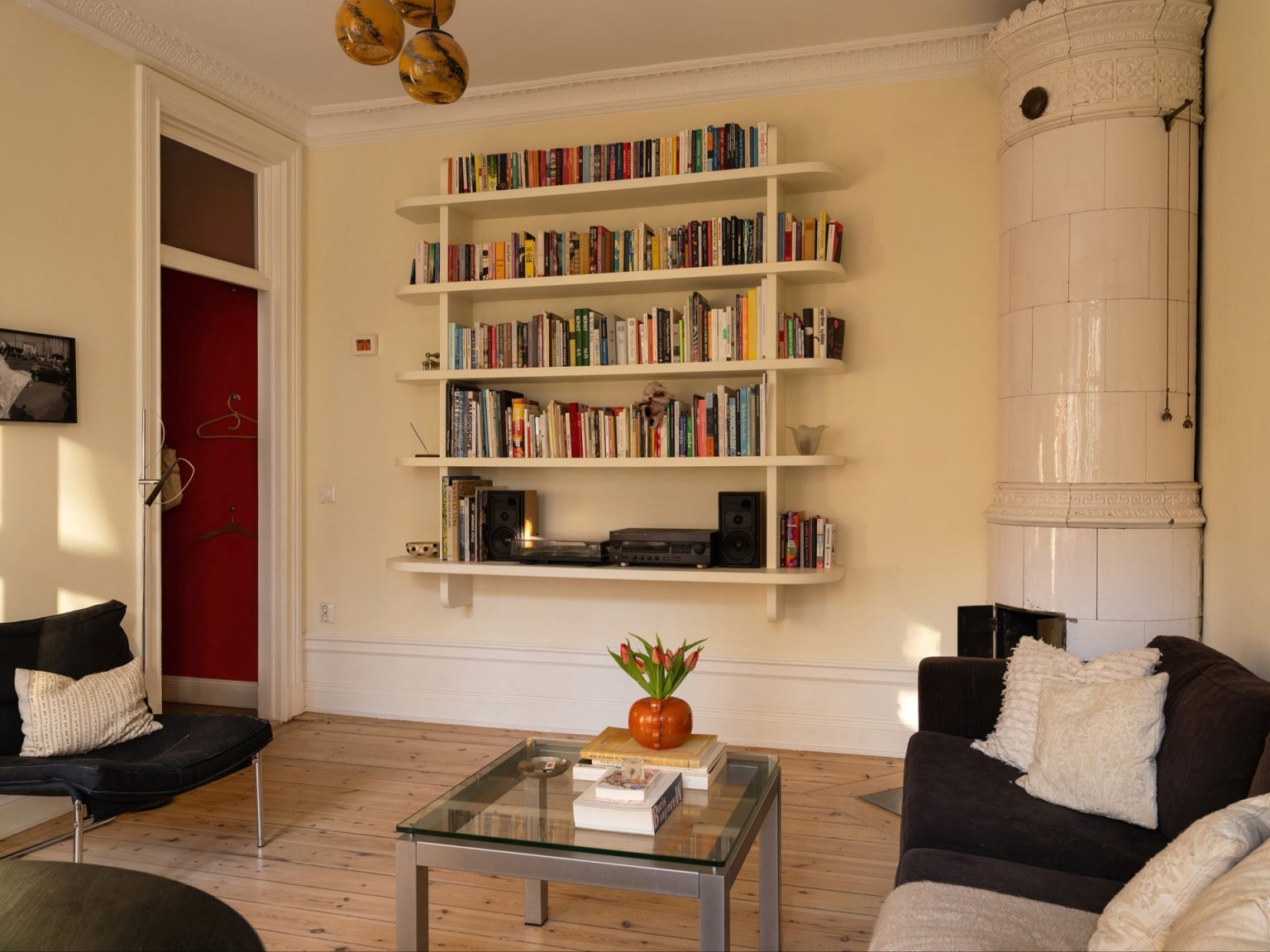 poêle ancien dans salon murs jaunes décoration scandinave appartement deux-pièces 48m2 style vintage dans immeuble du 19e siècle
