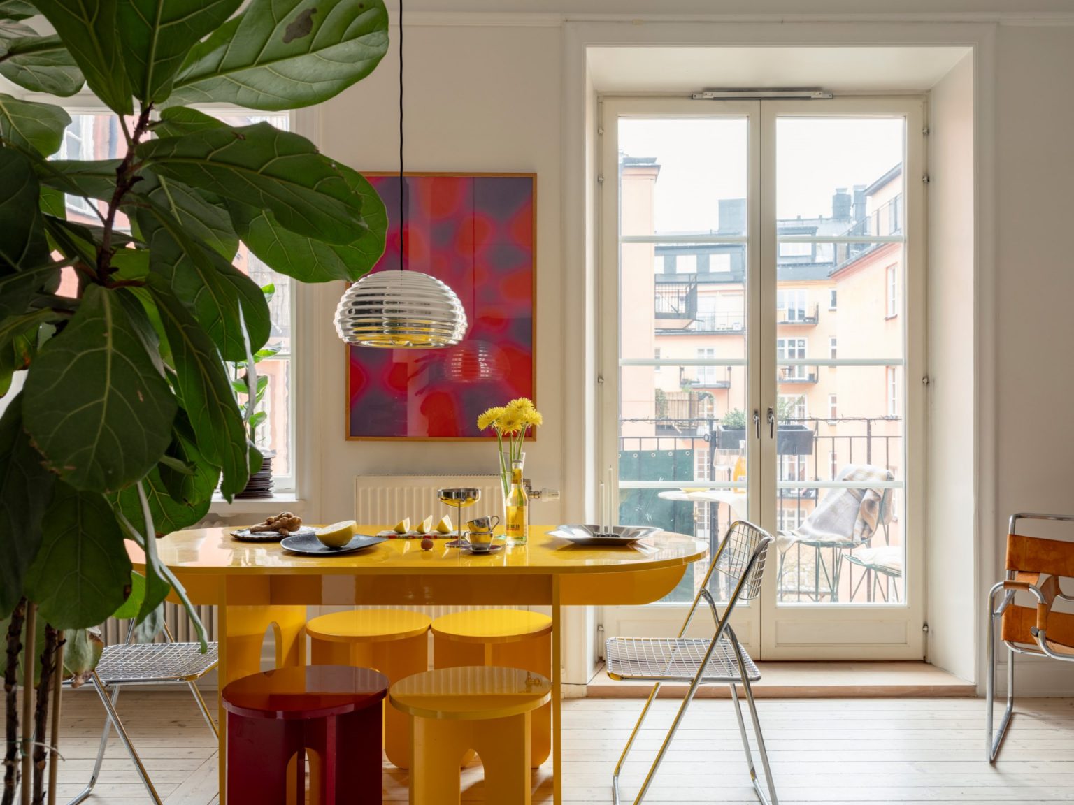 salon et salle à manger avec table jaune design deux-pièces de 63m2 décoration scandinave