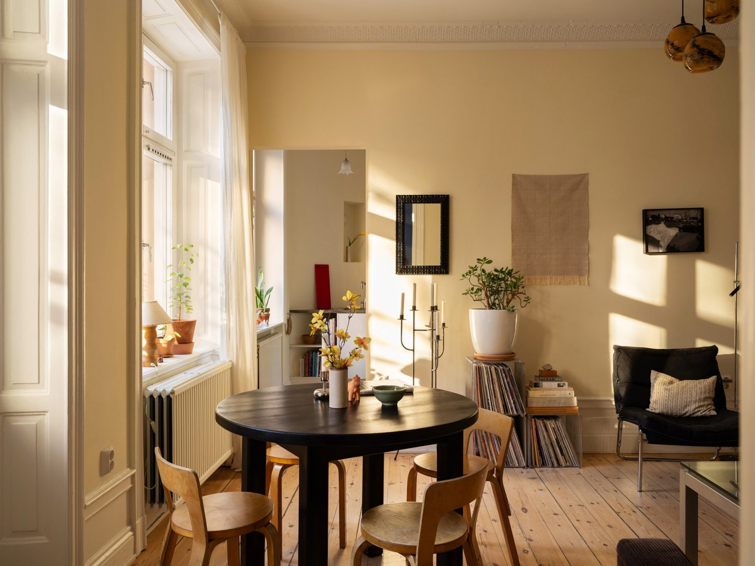 salon murs jaunes décoration scandinave appartement deux-pièces 48m2 style vintage dans immeuble du 19e siècle