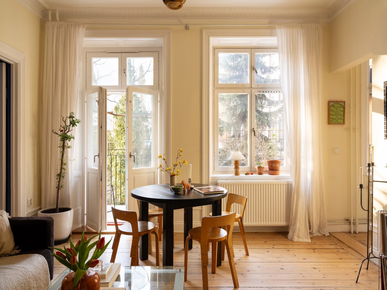 salon murs jaunes décoration scandinave appartement deux-pièces 48m2 style vintage dans immeuble du 19e siècle