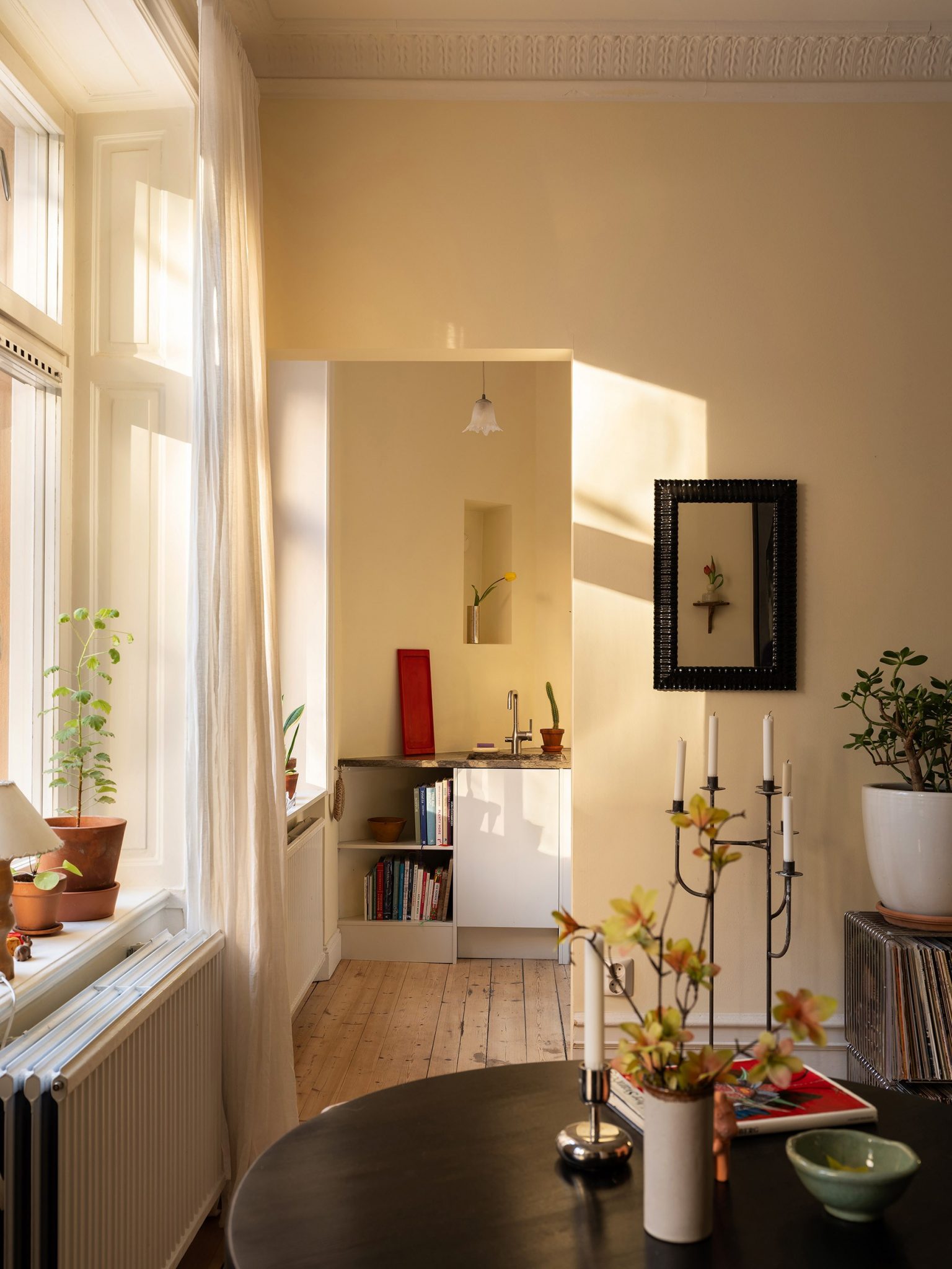 salon murs jaunes décoration scandinave appartement deux-pièces 48m2 style vintage dans immeuble du 19e siècle