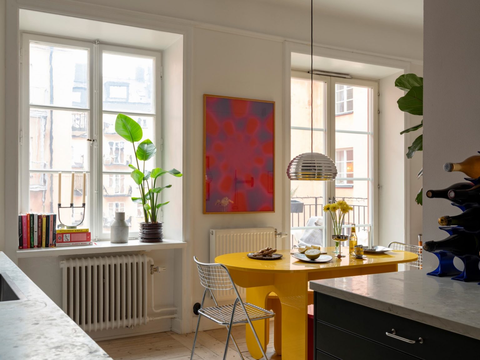 salle à manger avec table jaune et cuisine verte IKEA deux-pièces de 63m2 décoration scandinave