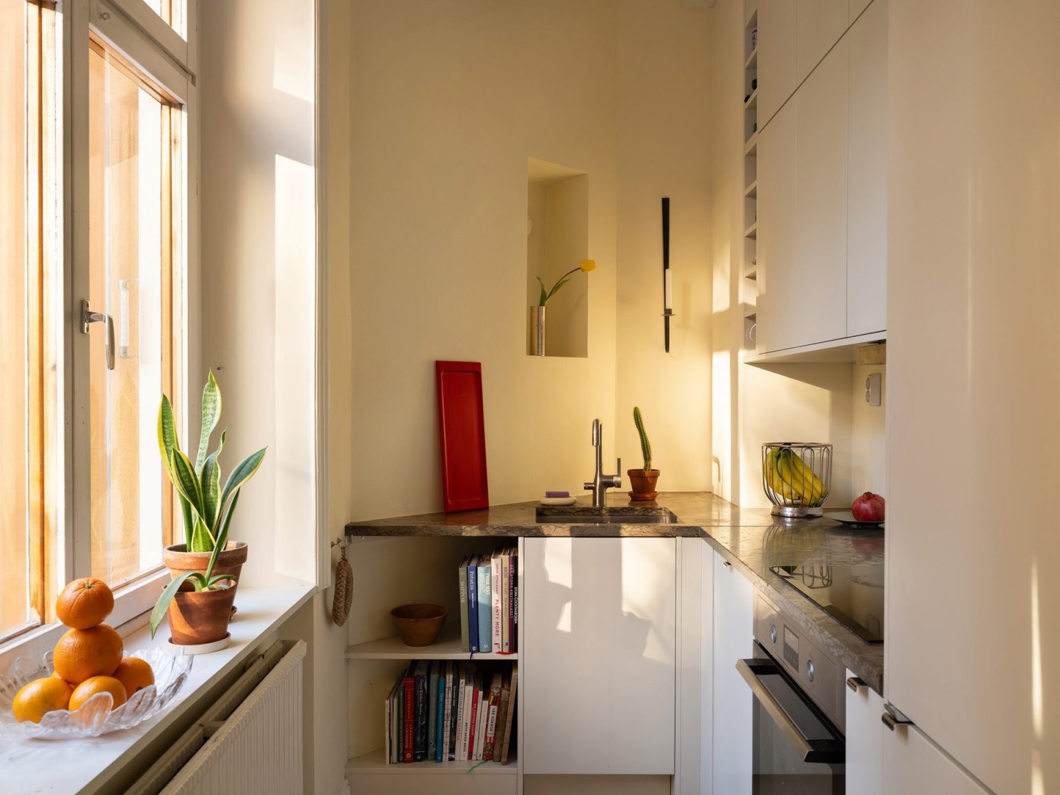 petite cuisine en L décoration scandinave appartement deux-pièces 48m2 style vintage dans immeuble du 19e siècle