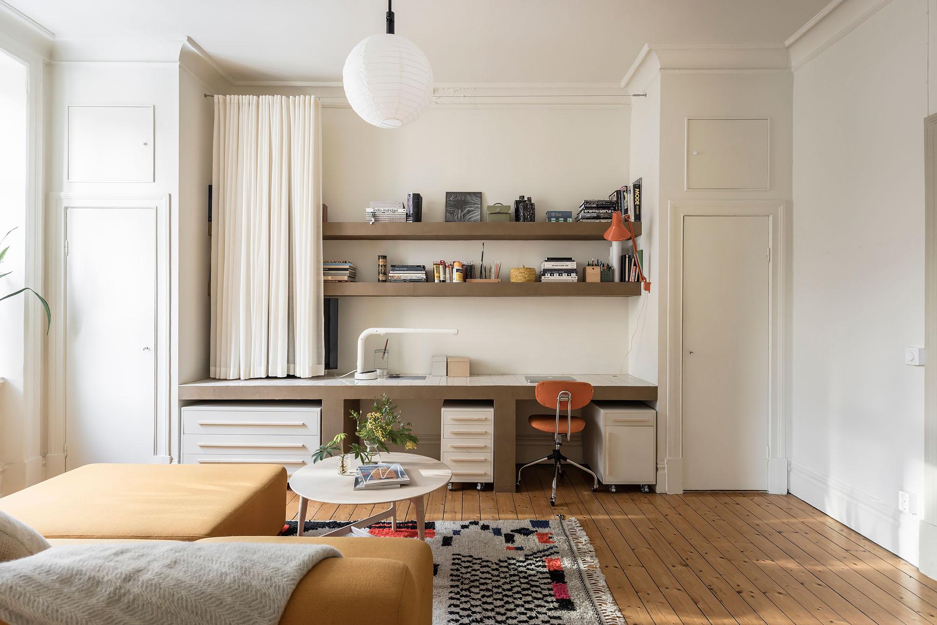 salon avec canapé jaune moutarde et espace bureau appartement ancien à la décoration scandinave salon avec canapé jaune moutarde et espace bureau appartement ancien à la décoration scandinave