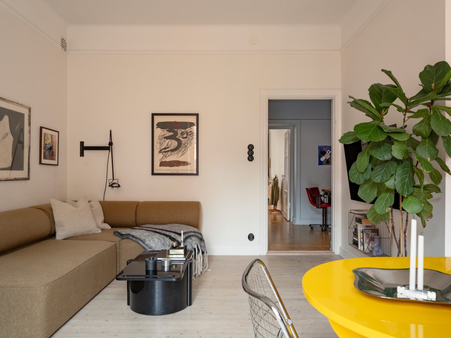 salon et salle à manger avec table jaune deux-pièces de 63m2 décoration scandinave