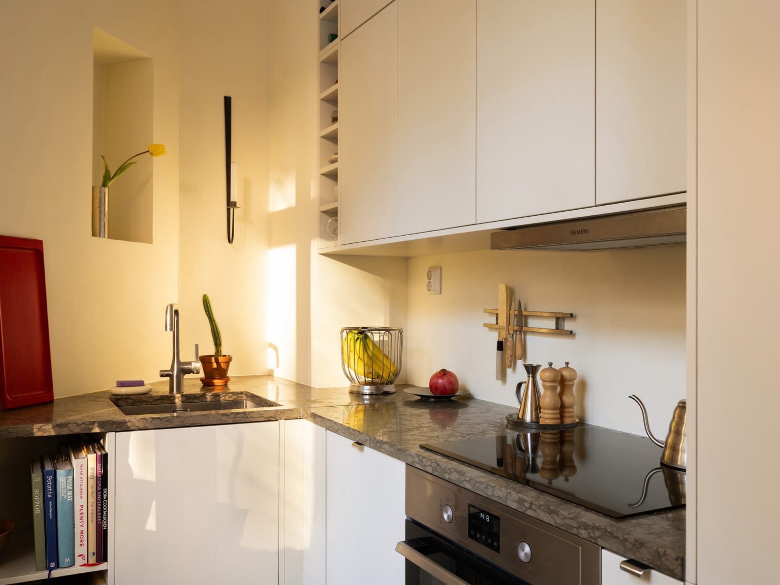 petite cuisine en L décoration scandinave appartement deux-pièces 48m2 style vintage dans immeuble du 19e siècle