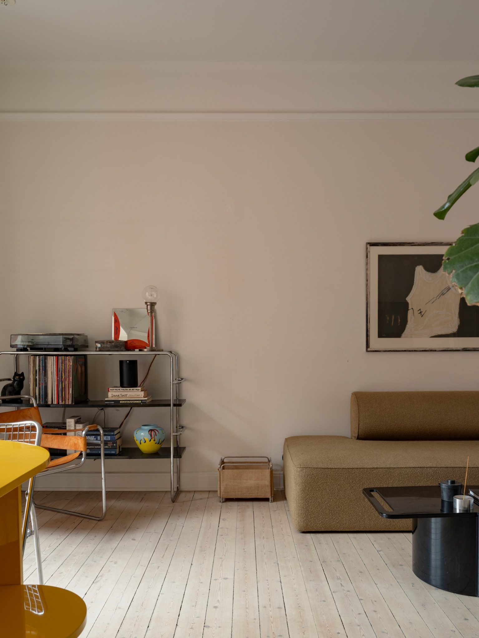 salon et salle à manger avec table jaune deux-pièces de 63m2 décoration scandinave