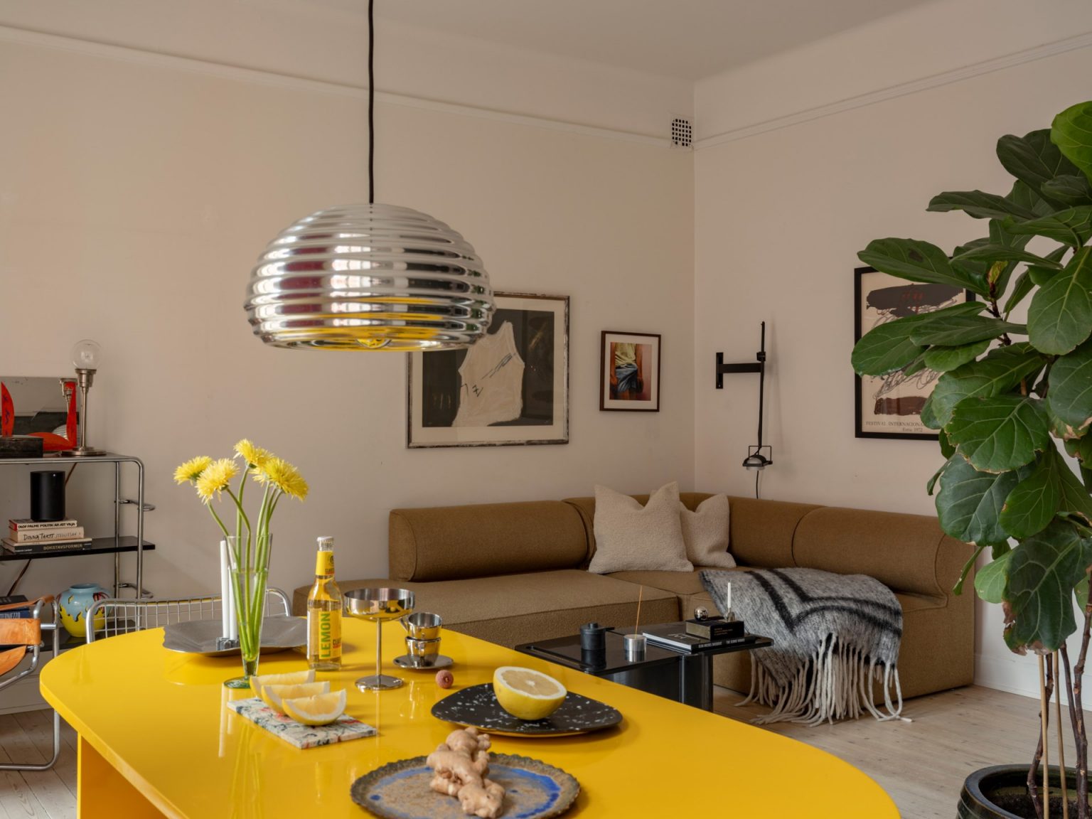 salon et salle à manger avec table jaune deux-pièces de 63m2 décoration scandinave