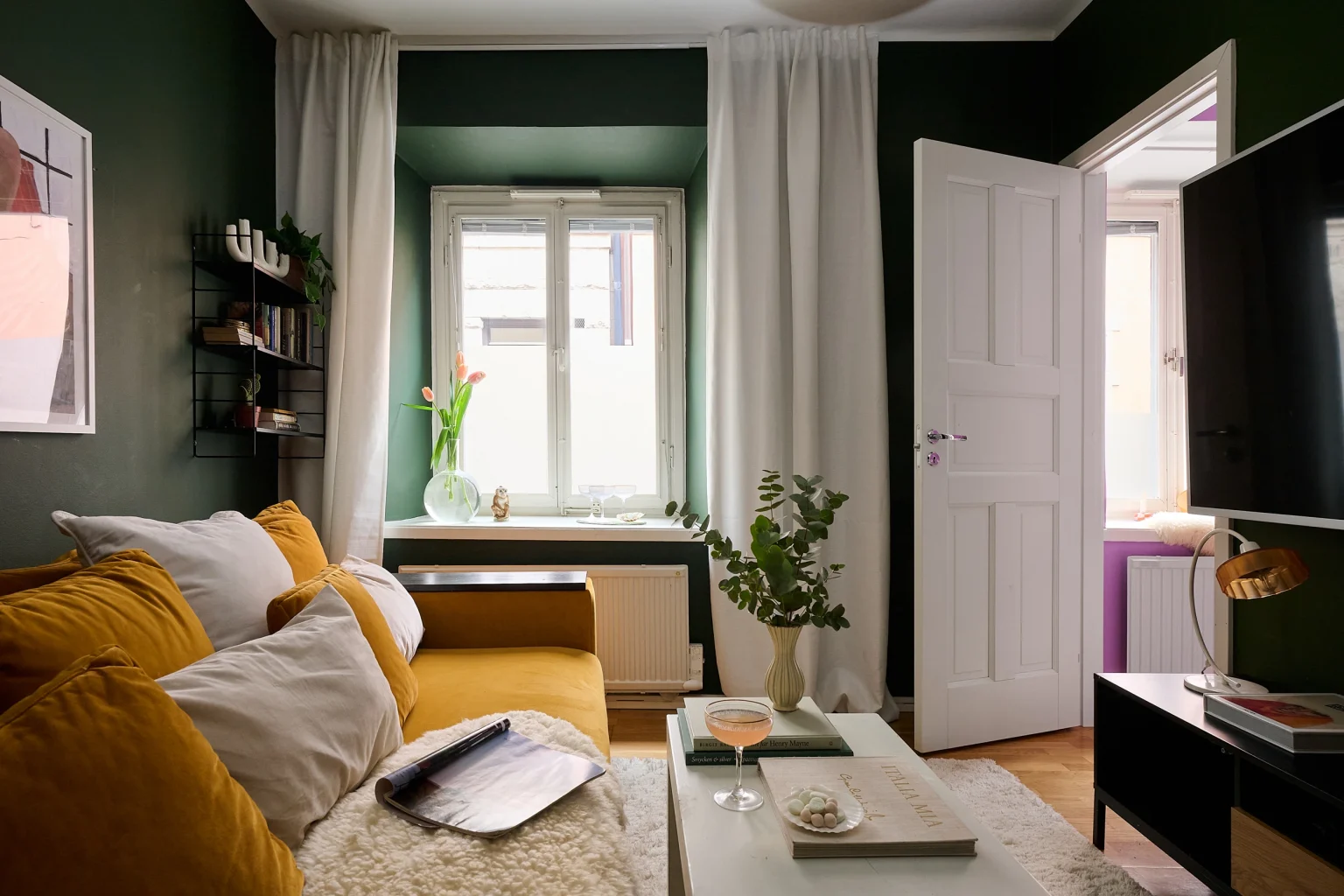 salon mur vert canapé jaune décoration scandinave