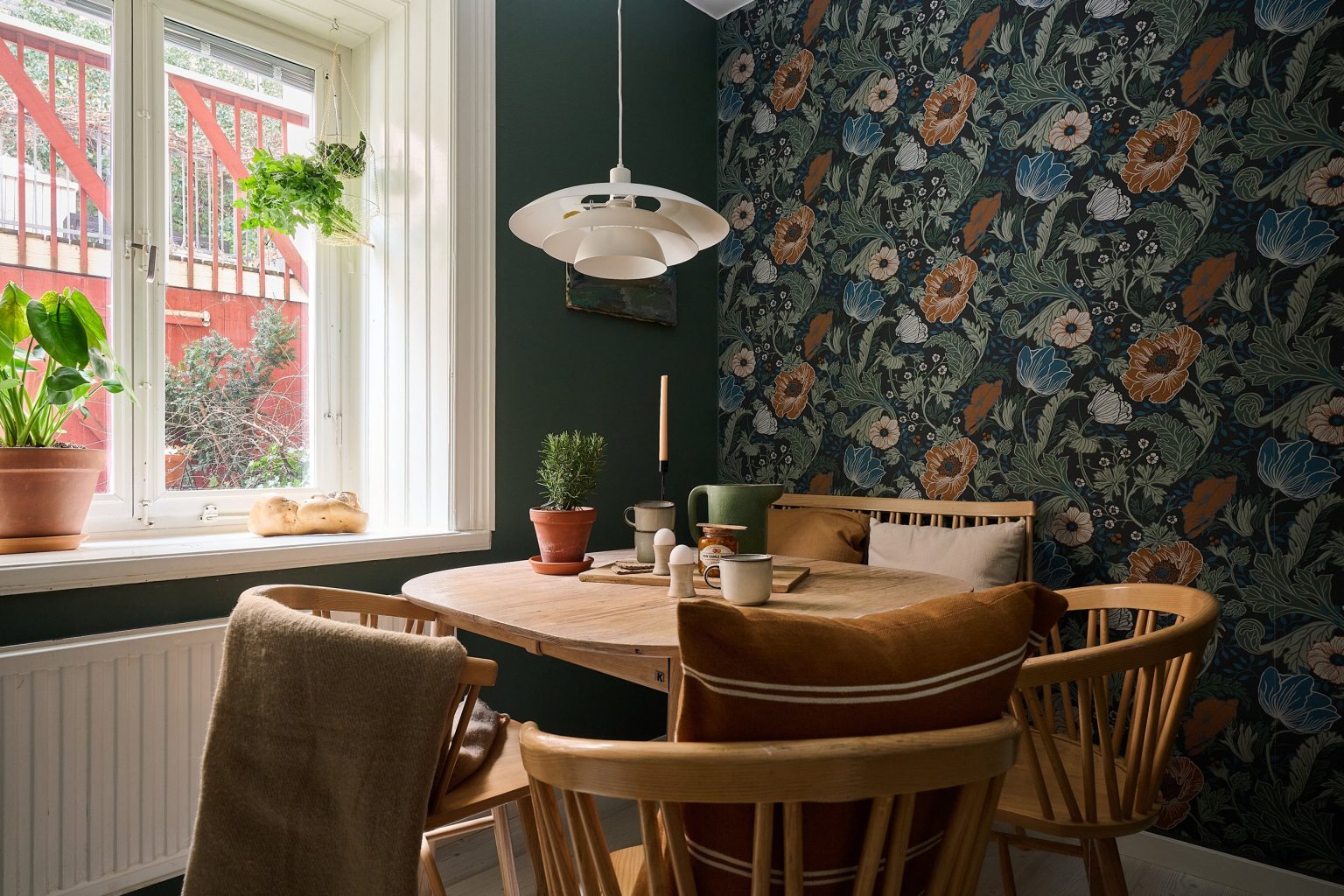 cuisine verte avec espace salle à manger décoration scandinave papier-peint Anemone de la collection Apelviken par Midbec Wallpapers